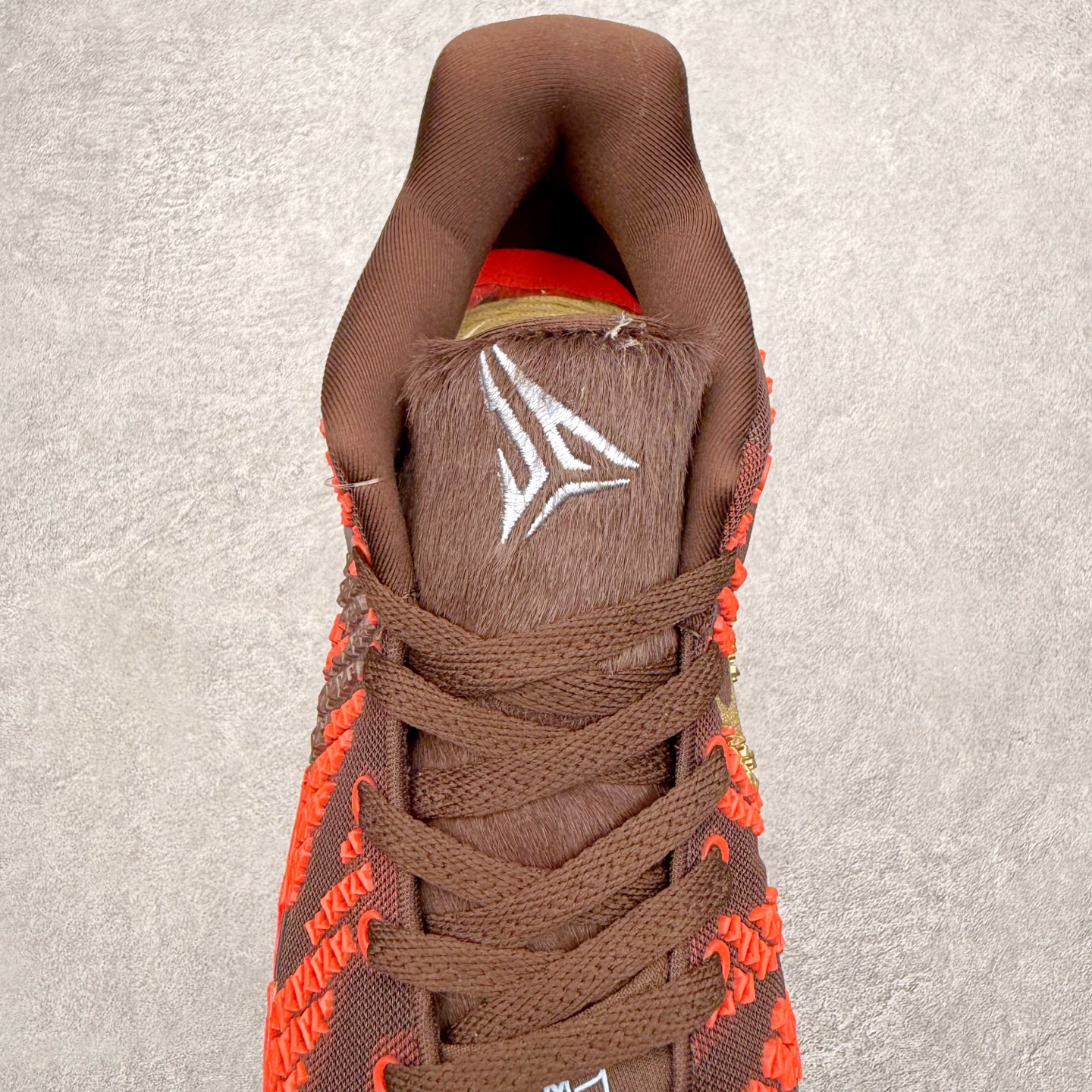 图片[5]-NK JA3 EP 莫兰特三代低帮篮球鞋 以鲜艳明亮的色调脱颖而出。鞋舌上醒目地展示着 “ JA ” 标志，而后跟上的 “ 12 ：AM ” 则以独特的设计呈现。鞋头和鞋舌采用透气运动网布制成，确保舒适耐用。在第一款鞋型的基础上进行了重大升级，采用更为挺拔的鞋口设计，为脚踝带来更佳的包裹与支撑感。侧面独特波纹纹理细节，打破了单调，赋予鞋子灵动与活力的视觉体验。中底部分巧妙借鉴了科比 5 的经典元素，融入斑点细节，增强了整体美学吸引力。实拍调校N版已经零色差零失真 百分百还原实物色彩所见即所得 不存在货不对板色差等低级问题 选购参考实物拍摄 不混卖不参货 只用心做好货严格选品 承诺混一赔十 尺码：40 40.5 41 42 42.5 43 44 44.5 45 46-选品中心