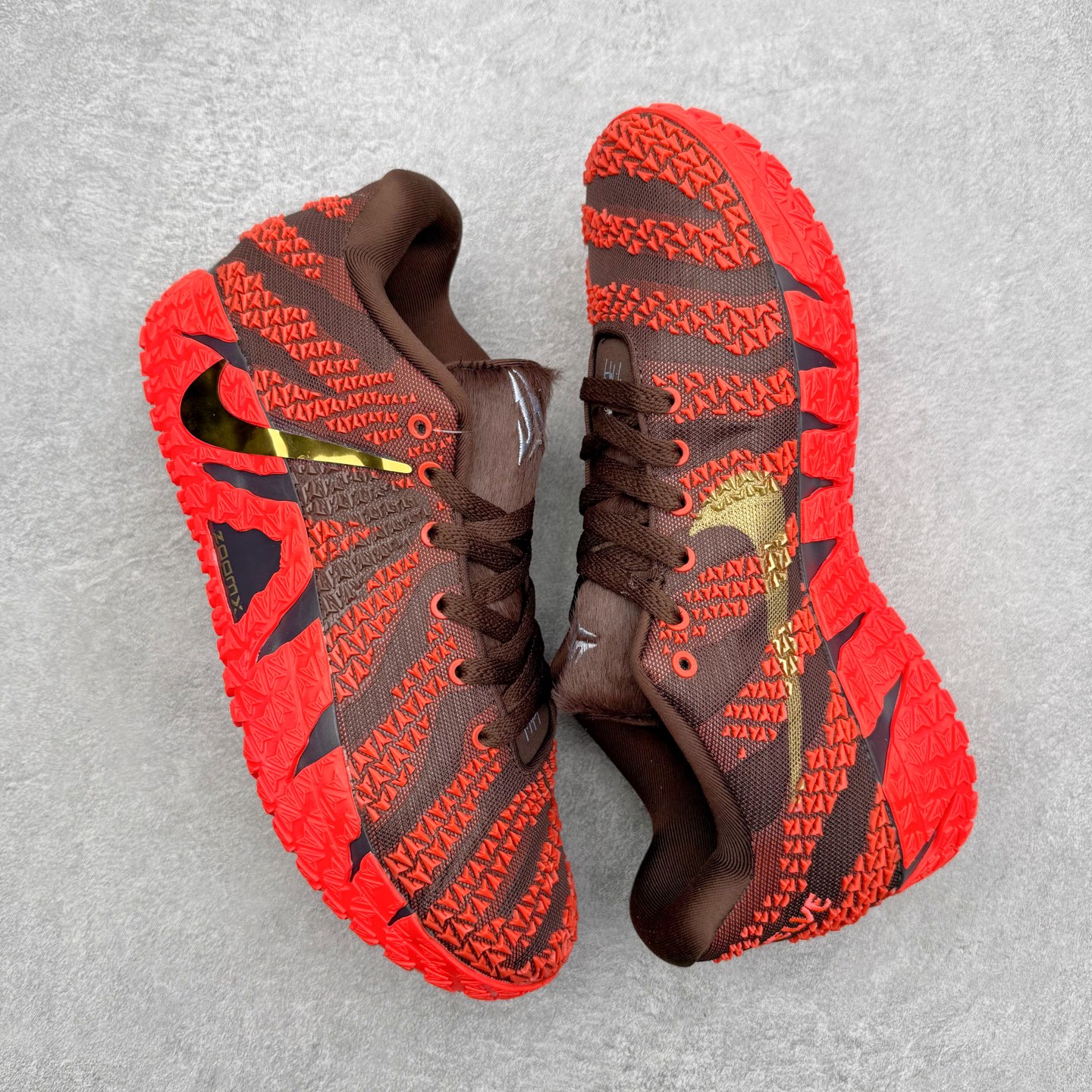 图片[3]-NK JA3 EP 莫兰特三代低帮篮球鞋 以鲜艳明亮的色调脱颖而出。鞋舌上醒目地展示着 “ JA ” 标志，而后跟上的 “ 12 ：AM ” 则以独特的设计呈现。鞋头和鞋舌采用透气运动网布制成，确保舒适耐用。在第一款鞋型的基础上进行了重大升级，采用更为挺拔的鞋口设计，为脚踝带来更佳的包裹与支撑感。侧面独特波纹纹理细节，打破了单调，赋予鞋子灵动与活力的视觉体验。中底部分巧妙借鉴了科比 5 的经典元素，融入斑点细节，增强了整体美学吸引力。实拍调校N版已经零色差零失真 百分百还原实物色彩所见即所得 不存在货不对板色差等低级问题 选购参考实物拍摄 不混卖不参货 只用心做好货严格选品 承诺混一赔十 尺码：40 40.5 41 42 42.5 43 44 44.5 45 46-选品中心