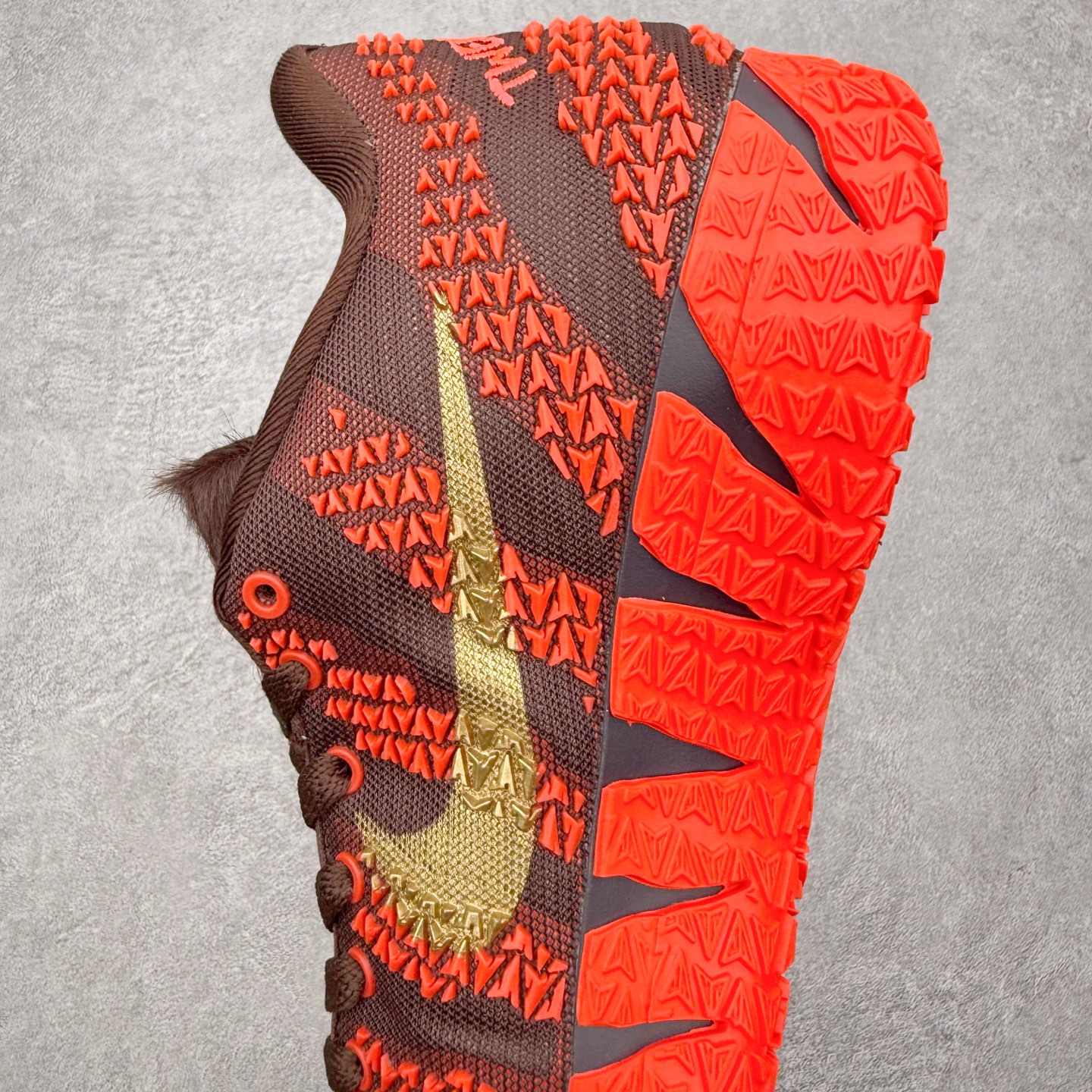 图片[7]-NK JA3 EP 莫兰特三代低帮篮球鞋 以鲜艳明亮的色调脱颖而出。鞋舌上醒目地展示着 “ JA ” 标志，而后跟上的 “ 12 ：AM ” 则以独特的设计呈现。鞋头和鞋舌采用透气运动网布制成，确保舒适耐用。在第一款鞋型的基础上进行了重大升级，采用更为挺拔的鞋口设计，为脚踝带来更佳的包裹与支撑感。侧面独特波纹纹理细节，打破了单调，赋予鞋子灵动与活力的视觉体验。中底部分巧妙借鉴了科比 5 的经典元素，融入斑点细节，增强了整体美学吸引力。实拍调校N版已经零色差零失真 百分百还原实物色彩所见即所得 不存在货不对板色差等低级问题 选购参考实物拍摄 不混卖不参货 只用心做好货严格选品 承诺混一赔十 尺码：40 40.5 41 42 42.5 43 44 44.5 45 46-选品中心