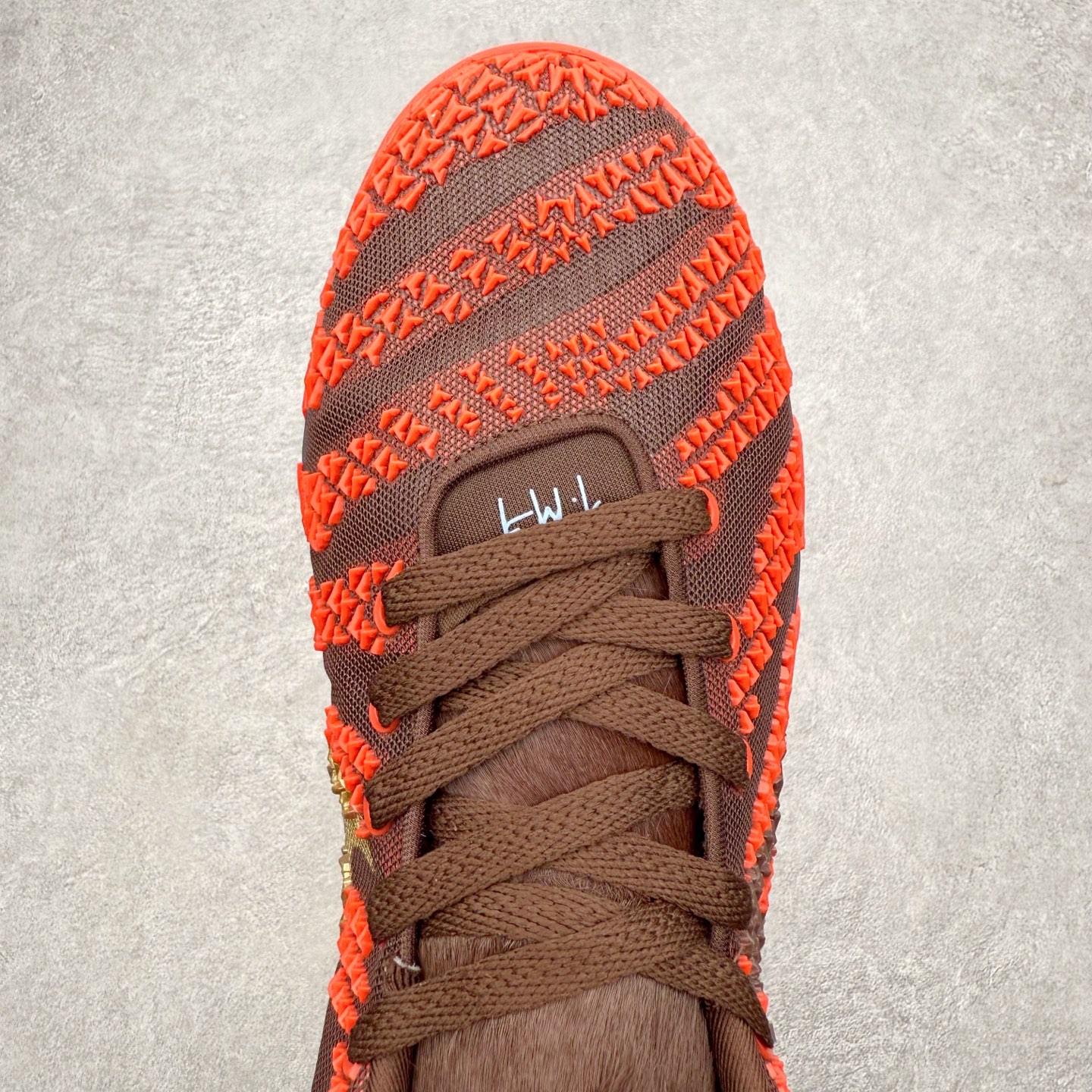 图片[4]-NK JA3 EP 莫兰特三代低帮篮球鞋 以鲜艳明亮的色调脱颖而出。鞋舌上醒目地展示着 “ JA ” 标志，而后跟上的 “ 12 ：AM ” 则以独特的设计呈现。鞋头和鞋舌采用透气运动网布制成，确保舒适耐用。在第一款鞋型的基础上进行了重大升级，采用更为挺拔的鞋口设计，为脚踝带来更佳的包裹与支撑感。侧面独特波纹纹理细节，打破了单调，赋予鞋子灵动与活力的视觉体验。中底部分巧妙借鉴了科比 5 的经典元素，融入斑点细节，增强了整体美学吸引力。实拍调校N版已经零色差零失真 百分百还原实物色彩所见即所得 不存在货不对板色差等低级问题 选购参考实物拍摄 不混卖不参货 只用心做好货严格选品 承诺混一赔十 尺码：40 40.5 41 42 42.5 43 44 44.5 45 46-选品中心