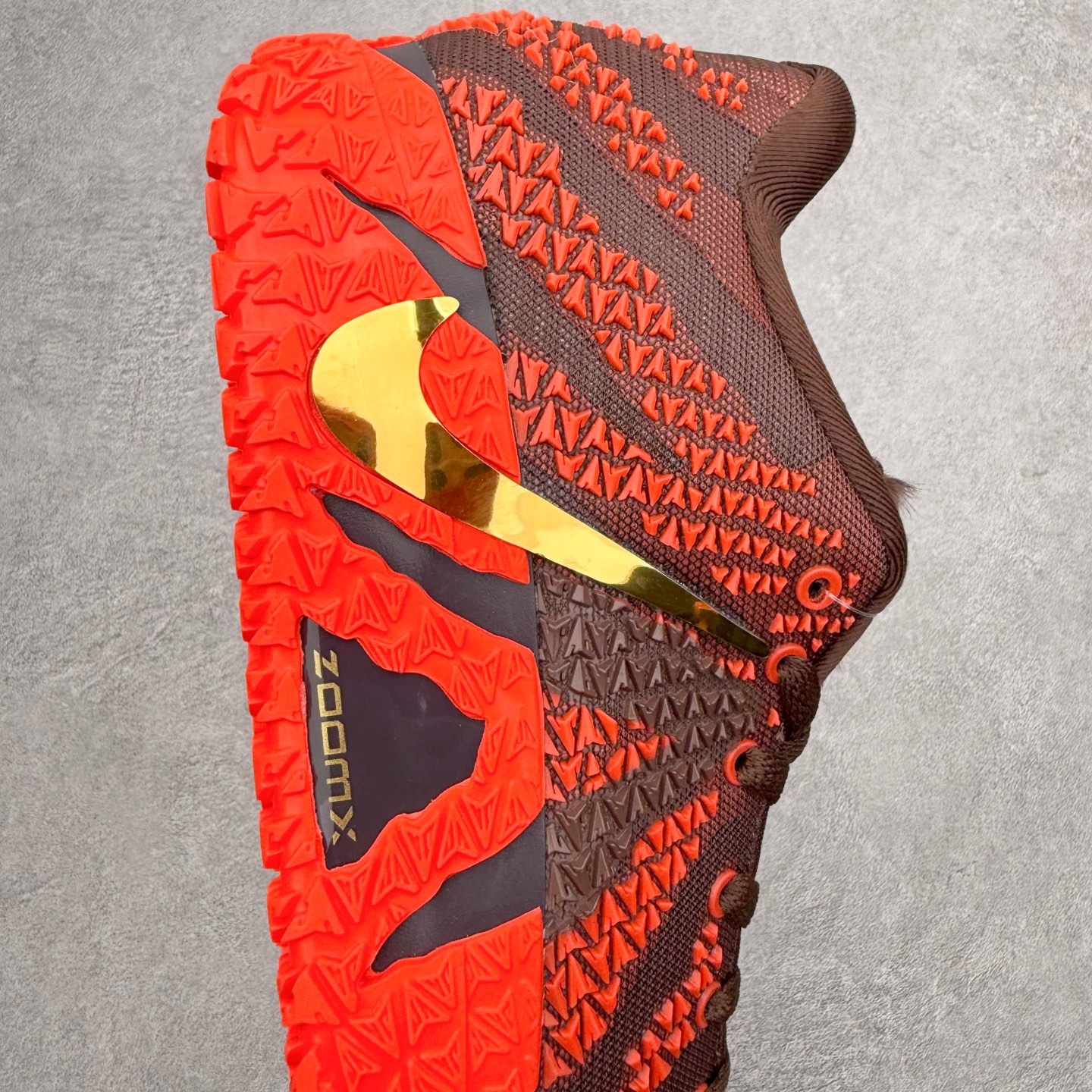 图片[6]-NK JA3 EP 莫兰特三代低帮篮球鞋 以鲜艳明亮的色调脱颖而出。鞋舌上醒目地展示着 “ JA ” 标志，而后跟上的 “ 12 ：AM ” 则以独特的设计呈现。鞋头和鞋舌采用透气运动网布制成，确保舒适耐用。在第一款鞋型的基础上进行了重大升级，采用更为挺拔的鞋口设计，为脚踝带来更佳的包裹与支撑感。侧面独特波纹纹理细节，打破了单调，赋予鞋子灵动与活力的视觉体验。中底部分巧妙借鉴了科比 5 的经典元素，融入斑点细节，增强了整体美学吸引力。实拍调校N版已经零色差零失真 百分百还原实物色彩所见即所得 不存在货不对板色差等低级问题 选购参考实物拍摄 不混卖不参货 只用心做好货严格选品 承诺混一赔十 尺码：40 40.5 41 42 42.5 43 44 44.5 45 46-选品中心