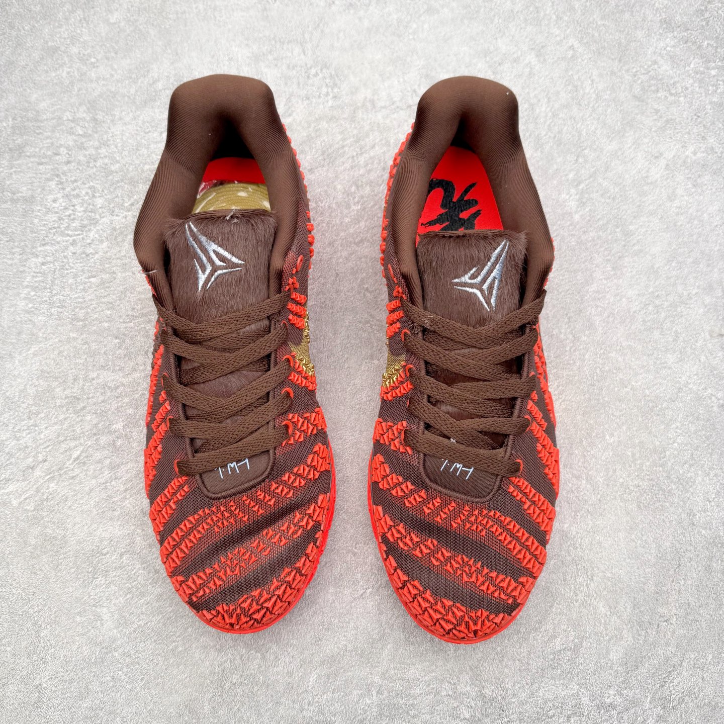 图片[2]-NK JA3 EP 莫兰特三代低帮篮球鞋 以鲜艳明亮的色调脱颖而出。鞋舌上醒目地展示着 “ JA ” 标志，而后跟上的 “ 12 ：AM ” 则以独特的设计呈现。鞋头和鞋舌采用透气运动网布制成，确保舒适耐用。在第一款鞋型的基础上进行了重大升级，采用更为挺拔的鞋口设计，为脚踝带来更佳的包裹与支撑感。侧面独特波纹纹理细节，打破了单调，赋予鞋子灵动与活力的视觉体验。中底部分巧妙借鉴了科比 5 的经典元素，融入斑点细节，增强了整体美学吸引力。实拍调校N版已经零色差零失真 百分百还原实物色彩所见即所得 不存在货不对板色差等低级问题 选购参考实物拍摄 不混卖不参货 只用心做好货严格选品 承诺混一赔十 尺码：40 40.5 41 42 42.5 43 44 44.5 45 46-选品中心