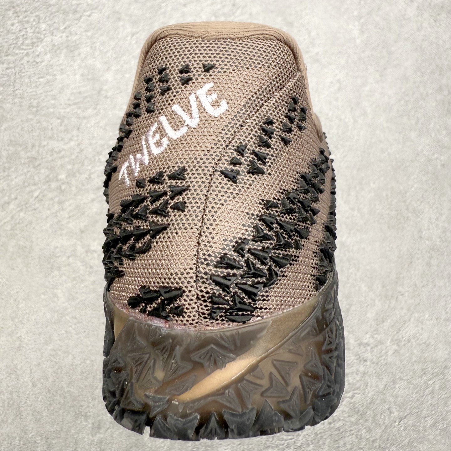 图片[8]-NK JA3 EP 莫兰特三代低帮篮球鞋 以鲜艳明亮的色调脱颖而出。鞋舌上醒目地展示着 “ JA ” 标志，而后跟上的 “ 12 ：AM ” 则以独特的设计呈现。鞋头和鞋舌采用透气运动网布制成，确保舒适耐用。在第一款鞋型的基础上进行了重大升级，采用更为挺拔的鞋口设计，为脚踝带来更佳的包裹与支撑感。侧面独特波纹纹理细节，打破了单调，赋予鞋子灵动与活力的视觉体验。中底部分巧妙借鉴了科比 5 的经典元素，融入斑点细节，增强了整体美学吸引力。实拍调校N版已经零色差零失真 百分百还原实物色彩所见即所得 不存在货不对板色差等低级问题 选购参考实物拍摄 不混卖不参货 只用心做好货严格选品 承诺混一赔十 尺码：40 40.5 41 42 42.5 43 44 44.5 45 46-选品中心