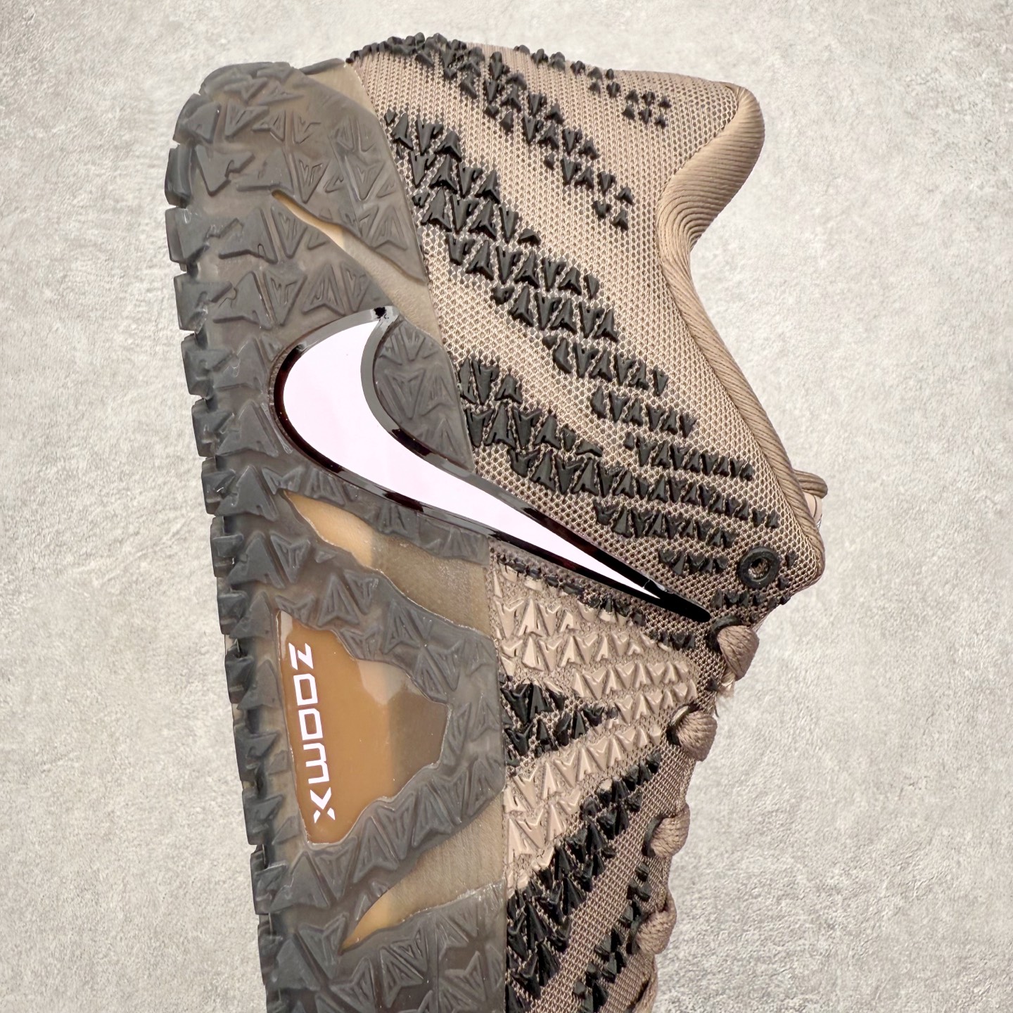 图片[6]-NK JA3 EP 莫兰特三代低帮篮球鞋 以鲜艳明亮的色调脱颖而出。鞋舌上醒目地展示着 “ JA ” 标志，而后跟上的 “ 12 ：AM ” 则以独特的设计呈现。鞋头和鞋舌采用透气运动网布制成，确保舒适耐用。在第一款鞋型的基础上进行了重大升级，采用更为挺拔的鞋口设计，为脚踝带来更佳的包裹与支撑感。侧面独特波纹纹理细节，打破了单调，赋予鞋子灵动与活力的视觉体验。中底部分巧妙借鉴了科比 5 的经典元素，融入斑点细节，增强了整体美学吸引力。实拍调校N版已经零色差零失真 百分百还原实物色彩所见即所得 不存在货不对板色差等低级问题 选购参考实物拍摄 不混卖不参货 只用心做好货严格选品 承诺混一赔十 尺码：40 40.5 41 42 42.5 43 44 44.5 45 46-选品中心