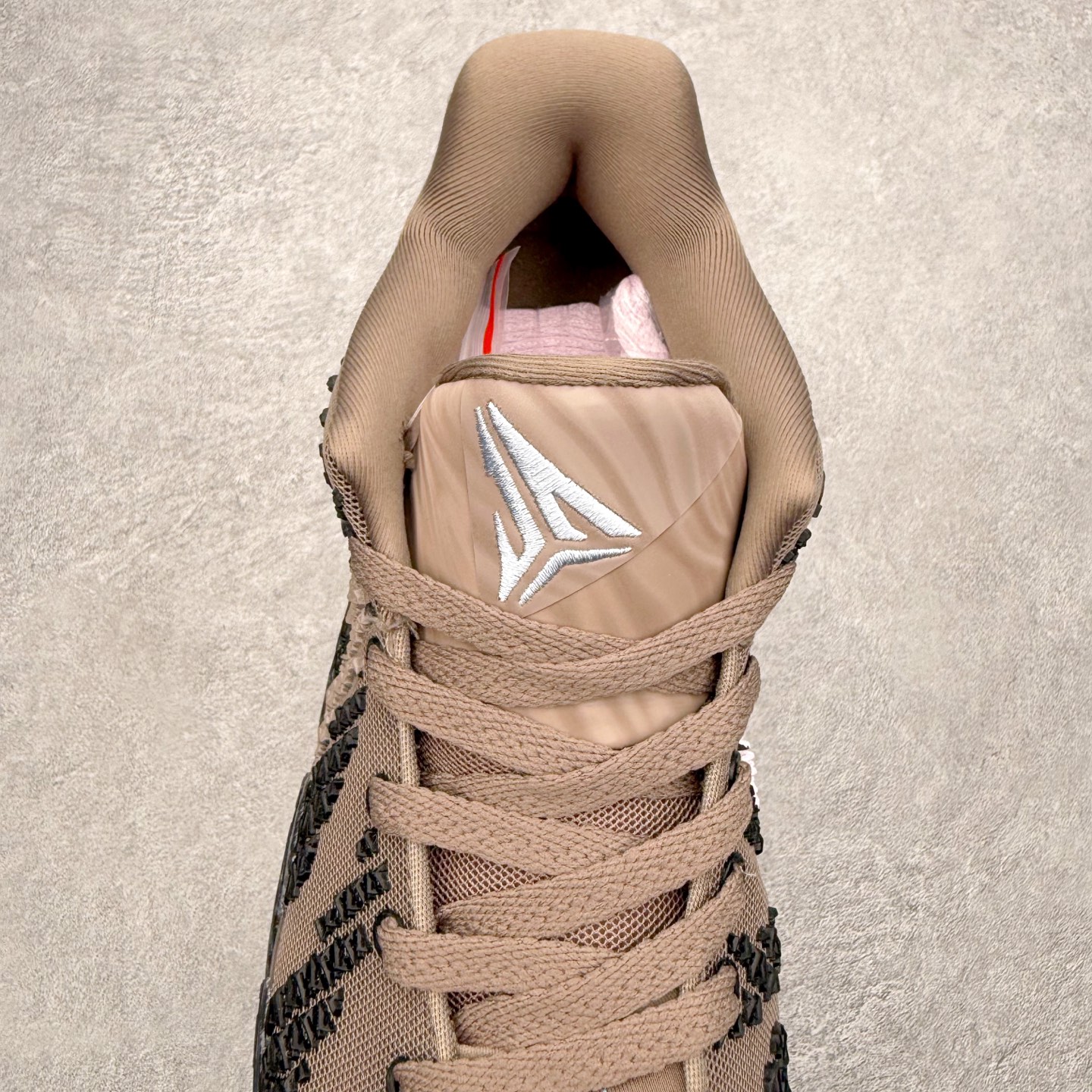 图片[5]-NK JA3 EP 莫兰特三代低帮篮球鞋 以鲜艳明亮的色调脱颖而出。鞋舌上醒目地展示着 “ JA ” 标志，而后跟上的 “ 12 ：AM ” 则以独特的设计呈现。鞋头和鞋舌采用透气运动网布制成，确保舒适耐用。在第一款鞋型的基础上进行了重大升级，采用更为挺拔的鞋口设计，为脚踝带来更佳的包裹与支撑感。侧面独特波纹纹理细节，打破了单调，赋予鞋子灵动与活力的视觉体验。中底部分巧妙借鉴了科比 5 的经典元素，融入斑点细节，增强了整体美学吸引力。实拍调校N版已经零色差零失真 百分百还原实物色彩所见即所得 不存在货不对板色差等低级问题 选购参考实物拍摄 不混卖不参货 只用心做好货严格选品 承诺混一赔十 尺码：40 40.5 41 42 42.5 43 44 44.5 45 46-选品中心