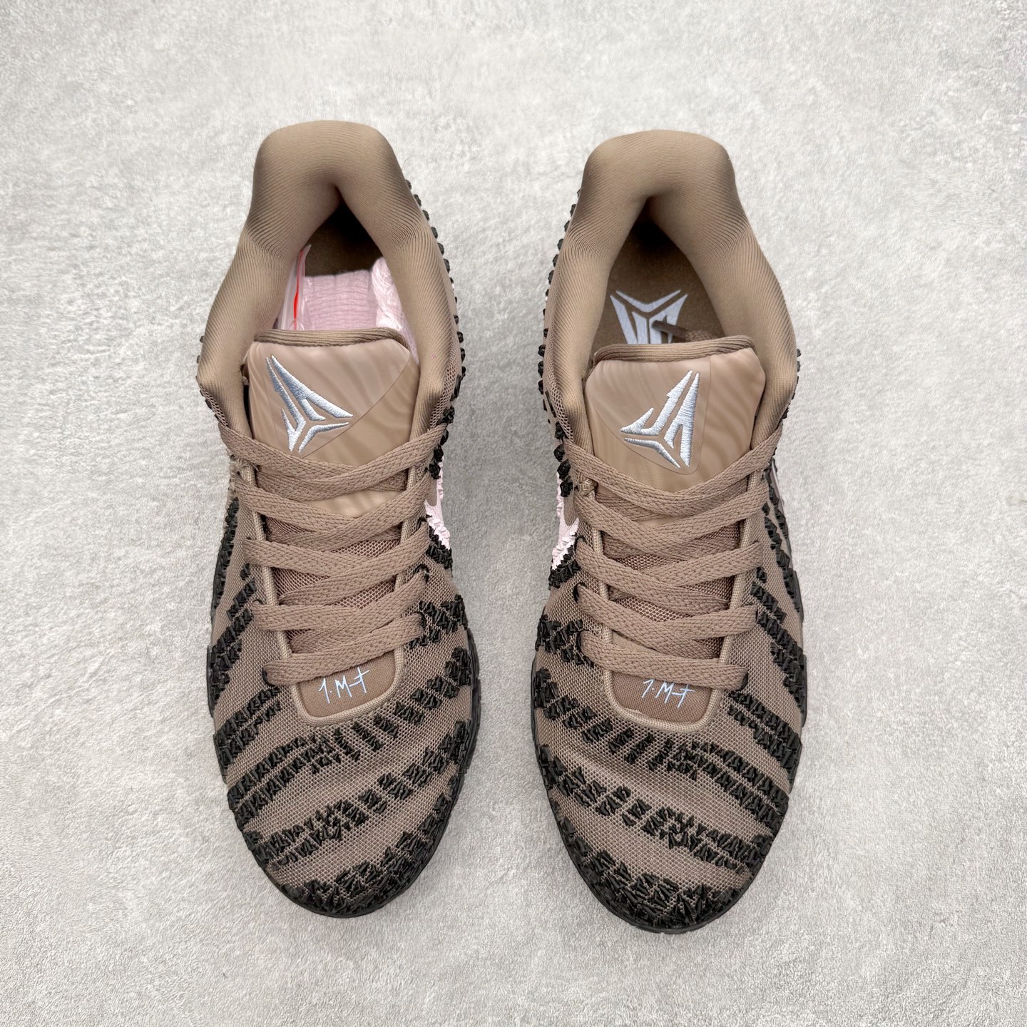 图片[2]-NK JA3 EP 莫兰特三代低帮篮球鞋 以鲜艳明亮的色调脱颖而出。鞋舌上醒目地展示着 “ JA ” 标志，而后跟上的 “ 12 ：AM ” 则以独特的设计呈现。鞋头和鞋舌采用透气运动网布制成，确保舒适耐用。在第一款鞋型的基础上进行了重大升级，采用更为挺拔的鞋口设计，为脚踝带来更佳的包裹与支撑感。侧面独特波纹纹理细节，打破了单调，赋予鞋子灵动与活力的视觉体验。中底部分巧妙借鉴了科比 5 的经典元素，融入斑点细节，增强了整体美学吸引力。实拍调校N版已经零色差零失真 百分百还原实物色彩所见即所得 不存在货不对板色差等低级问题 选购参考实物拍摄 不混卖不参货 只用心做好货严格选品 承诺混一赔十 尺码：40 40.5 41 42 42.5 43 44 44.5 45 46-选品中心