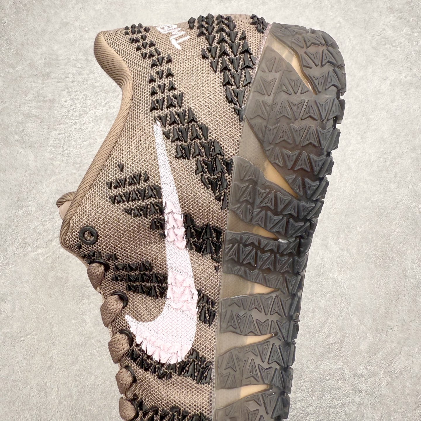 图片[7]-NK JA3 EP 莫兰特三代低帮篮球鞋 以鲜艳明亮的色调脱颖而出。鞋舌上醒目地展示着 “ JA ” 标志，而后跟上的 “ 12 ：AM ” 则以独特的设计呈现。鞋头和鞋舌采用透气运动网布制成，确保舒适耐用。在第一款鞋型的基础上进行了重大升级，采用更为挺拔的鞋口设计，为脚踝带来更佳的包裹与支撑感。侧面独特波纹纹理细节，打破了单调，赋予鞋子灵动与活力的视觉体验。中底部分巧妙借鉴了科比 5 的经典元素，融入斑点细节，增强了整体美学吸引力。实拍调校N版已经零色差零失真 百分百还原实物色彩所见即所得 不存在货不对板色差等低级问题 选购参考实物拍摄 不混卖不参货 只用心做好货严格选品 承诺混一赔十 尺码：40 40.5 41 42 42.5 43 44 44.5 45 46-选品中心