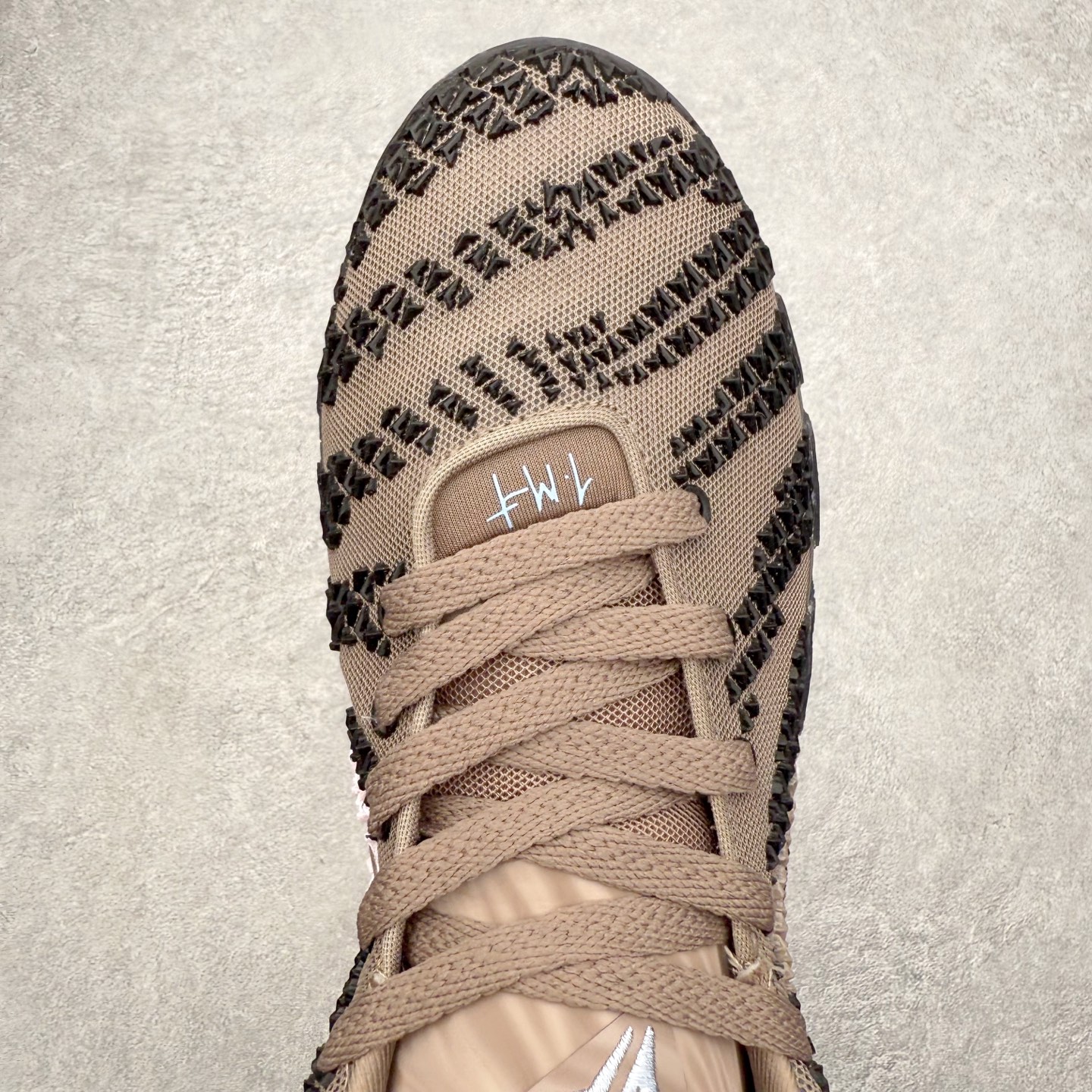 图片[4]-NK JA3 EP 莫兰特三代低帮篮球鞋 以鲜艳明亮的色调脱颖而出。鞋舌上醒目地展示着 “ JA ” 标志，而后跟上的 “ 12 ：AM ” 则以独特的设计呈现。鞋头和鞋舌采用透气运动网布制成，确保舒适耐用。在第一款鞋型的基础上进行了重大升级，采用更为挺拔的鞋口设计，为脚踝带来更佳的包裹与支撑感。侧面独特波纹纹理细节，打破了单调，赋予鞋子灵动与活力的视觉体验。中底部分巧妙借鉴了科比 5 的经典元素，融入斑点细节，增强了整体美学吸引力。实拍调校N版已经零色差零失真 百分百还原实物色彩所见即所得 不存在货不对板色差等低级问题 选购参考实物拍摄 不混卖不参货 只用心做好货严格选品 承诺混一赔十 尺码：40 40.5 41 42 42.5 43 44 44.5 45 46-选品中心