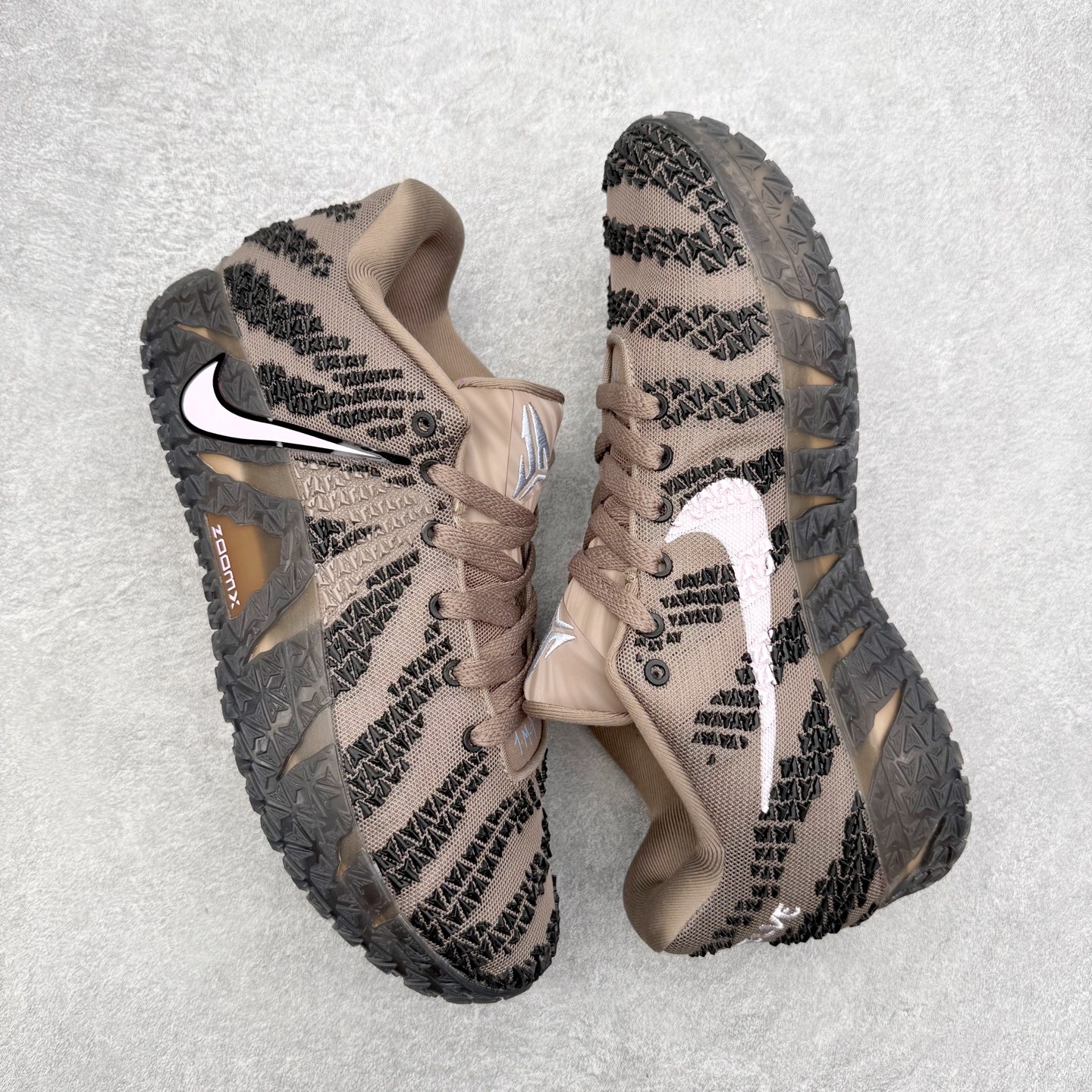 图片[3]-NK JA3 EP 莫兰特三代低帮篮球鞋 以鲜艳明亮的色调脱颖而出。鞋舌上醒目地展示着 “ JA ” 标志，而后跟上的 “ 12 ：AM ” 则以独特的设计呈现。鞋头和鞋舌采用透气运动网布制成，确保舒适耐用。在第一款鞋型的基础上进行了重大升级，采用更为挺拔的鞋口设计，为脚踝带来更佳的包裹与支撑感。侧面独特波纹纹理细节，打破了单调，赋予鞋子灵动与活力的视觉体验。中底部分巧妙借鉴了科比 5 的经典元素，融入斑点细节，增强了整体美学吸引力。实拍调校N版已经零色差零失真 百分百还原实物色彩所见即所得 不存在货不对板色差等低级问题 选购参考实物拍摄 不混卖不参货 只用心做好货严格选品 承诺混一赔十 尺码：40 40.5 41 42 42.5 43 44 44.5 45 46-选品中心