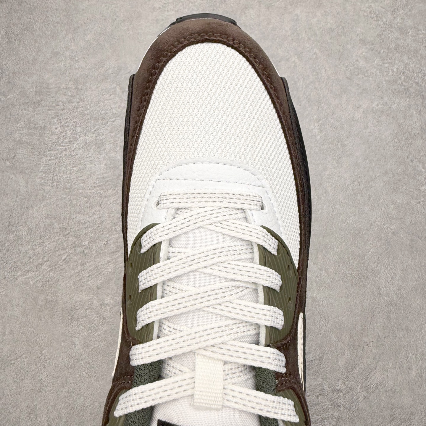 图片[4]-＃MX版 NK Air MAX 90 气垫复古减震跑步鞋 II7592-100 经典重温 独家陆续补货 外单专供大厂出品 品质稳定 一百余色 终端操作 Air Max 90于1990年推出 来自Air Max系列 在Air Max 1的基础上改进而得 增加了气垫面积 外型上也更为流线 最特別的就是加入了菱纹塑胶嵌板 为Air Max 90增添了许多潮流气息 皮革鞋面 造就出色耐穿性和支撑力 Max Air缓震配置搭配泡棉中底 令Air Max 90轻盈而舒适 华夫格橡胶外底 铸就Air Max 90非凡的抓地力 而Air Max 90不仅是一双跑鞋 它成功跨越了时间的演进 成为了球鞋文化与潮流圈中最熟为人知的鞋款之一 尺码：36 36.5 37.5 38 38.5 39 40 40.5 41 42 42.5 43 44 44.5 45-选品中心