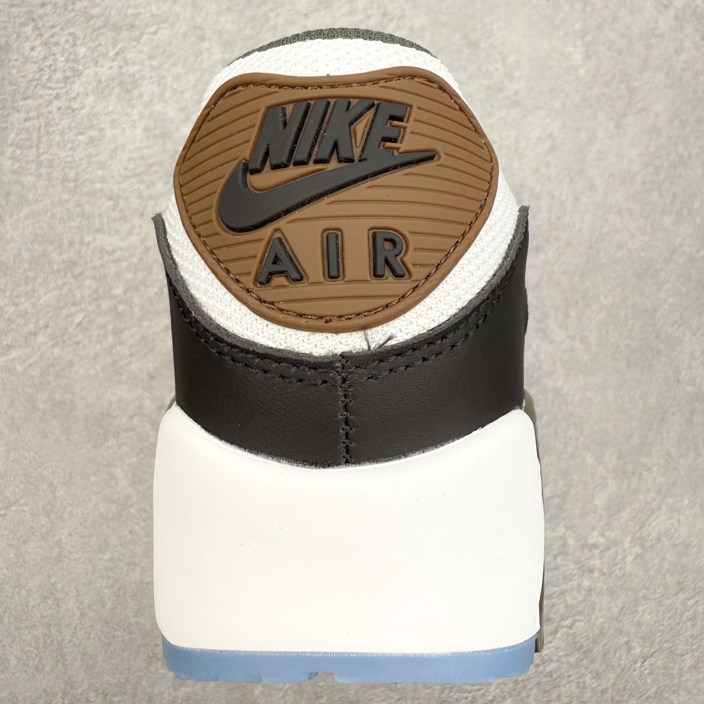 图片[8]-＃MX版 NK Air MAX 90 气垫复古减震跑步鞋 II7592-100 经典重温 独家陆续补货 外单专供大厂出品 品质稳定 一百余色 终端操作 Air Max 90于1990年推出 来自Air Max系列 在Air Max 1的基础上改进而得 增加了气垫面积 外型上也更为流线 最特別的就是加入了菱纹塑胶嵌板 为Air Max 90增添了许多潮流气息 皮革鞋面 造就出色耐穿性和支撑力 Max Air缓震配置搭配泡棉中底 令Air Max 90轻盈而舒适 华夫格橡胶外底 铸就Air Max 90非凡的抓地力 而Air Max 90不仅是一双跑鞋 它成功跨越了时间的演进 成为了球鞋文化与潮流圈中最熟为人知的鞋款之一 尺码：36 36.5 37.5 38 38.5 39 40 40.5 41 42 42.5 43 44 44.5 45-选品中心