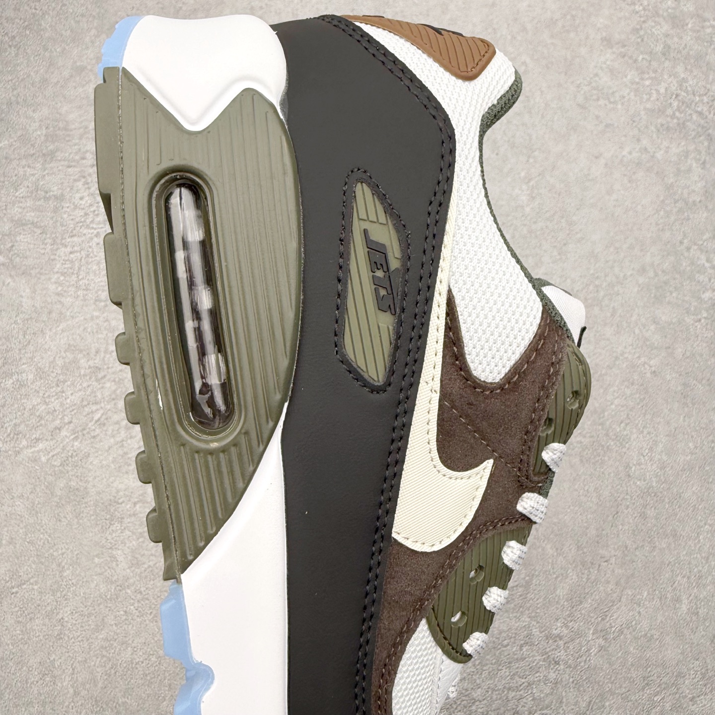 图片[6]-＃MX版 NK Air MAX 90 气垫复古减震跑步鞋 II7592-100 经典重温 独家陆续补货 外单专供大厂出品 品质稳定 一百余色 终端操作 Air Max 90于1990年推出 来自Air Max系列 在Air Max 1的基础上改进而得 增加了气垫面积 外型上也更为流线 最特別的就是加入了菱纹塑胶嵌板 为Air Max 90增添了许多潮流气息 皮革鞋面 造就出色耐穿性和支撑力 Max Air缓震配置搭配泡棉中底 令Air Max 90轻盈而舒适 华夫格橡胶外底 铸就Air Max 90非凡的抓地力 而Air Max 90不仅是一双跑鞋 它成功跨越了时间的演进 成为了球鞋文化与潮流圈中最熟为人知的鞋款之一 尺码：36 36.5 37.5 38 38.5 39 40 40.5 41 42 42.5 43 44 44.5 45-选品中心