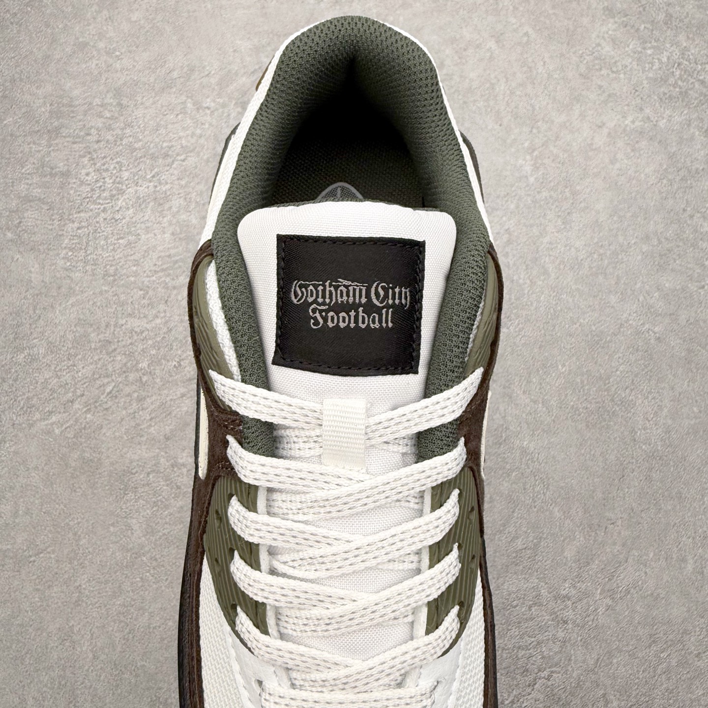 图片[5]-＃MX版 NK Air MAX 90 气垫复古减震跑步鞋 II7592-100 经典重温 独家陆续补货 外单专供大厂出品 品质稳定 一百余色 终端操作 Air Max 90于1990年推出 来自Air Max系列 在Air Max 1的基础上改进而得 增加了气垫面积 外型上也更为流线 最特別的就是加入了菱纹塑胶嵌板 为Air Max 90增添了许多潮流气息 皮革鞋面 造就出色耐穿性和支撑力 Max Air缓震配置搭配泡棉中底 令Air Max 90轻盈而舒适 华夫格橡胶外底 铸就Air Max 90非凡的抓地力 而Air Max 90不仅是一双跑鞋 它成功跨越了时间的演进 成为了球鞋文化与潮流圈中最熟为人知的鞋款之一 尺码：36 36.5 37.5 38 38.5 39 40 40.5 41 42 42.5 43 44 44.5 45-选品中心