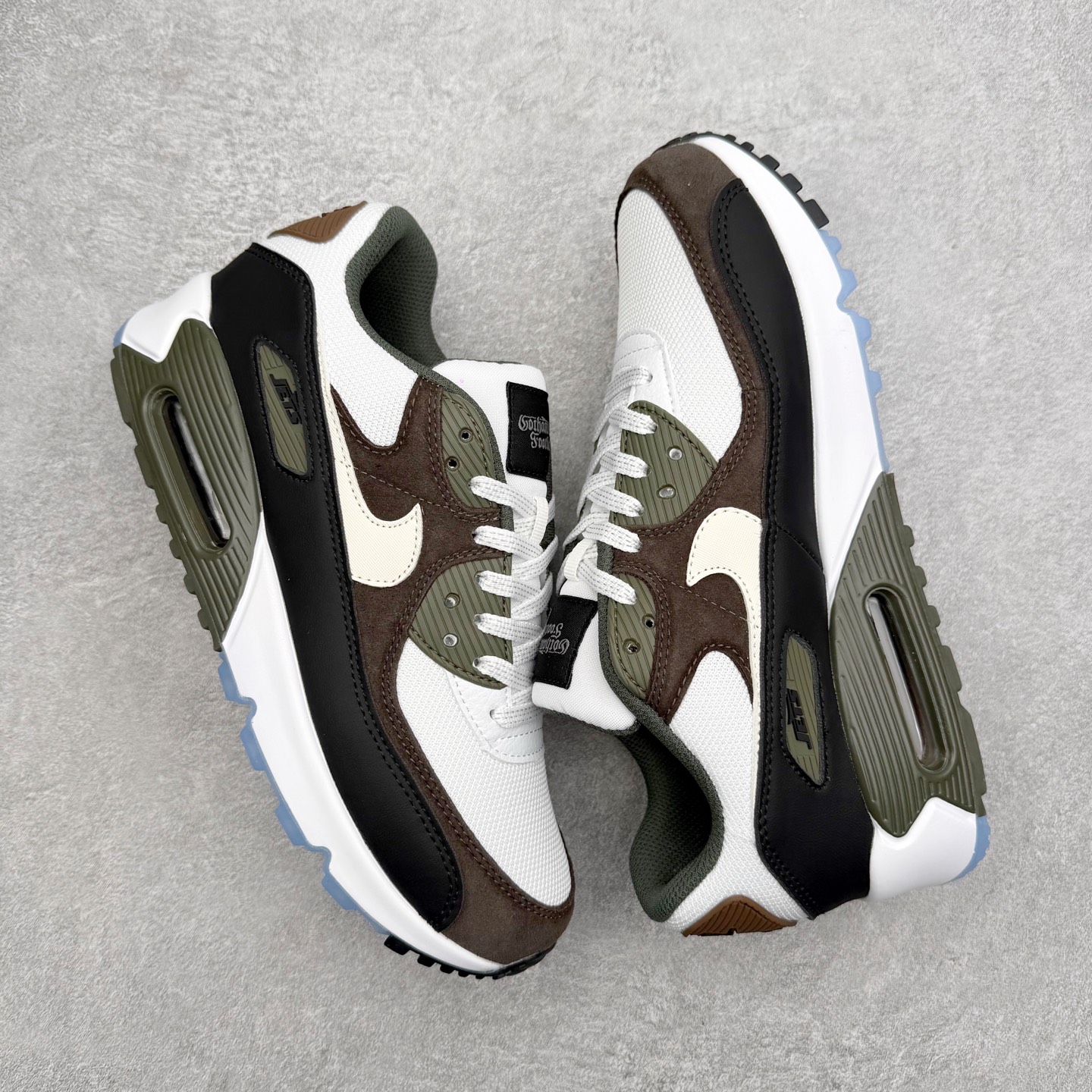 图片[3]-＃MX版 NK Air MAX 90 气垫复古减震跑步鞋 II7592-100 经典重温 独家陆续补货 外单专供大厂出品 品质稳定 一百余色 终端操作 Air Max 90于1990年推出 来自Air Max系列 在Air Max 1的基础上改进而得 增加了气垫面积 外型上也更为流线 最特別的就是加入了菱纹塑胶嵌板 为Air Max 90增添了许多潮流气息 皮革鞋面 造就出色耐穿性和支撑力 Max Air缓震配置搭配泡棉中底 令Air Max 90轻盈而舒适 华夫格橡胶外底 铸就Air Max 90非凡的抓地力 而Air Max 90不仅是一双跑鞋 它成功跨越了时间的演进 成为了球鞋文化与潮流圈中最熟为人知的鞋款之一 尺码：36 36.5 37.5 38 38.5 39 40 40.5 41 42 42.5 43 44 44.5 45-选品中心