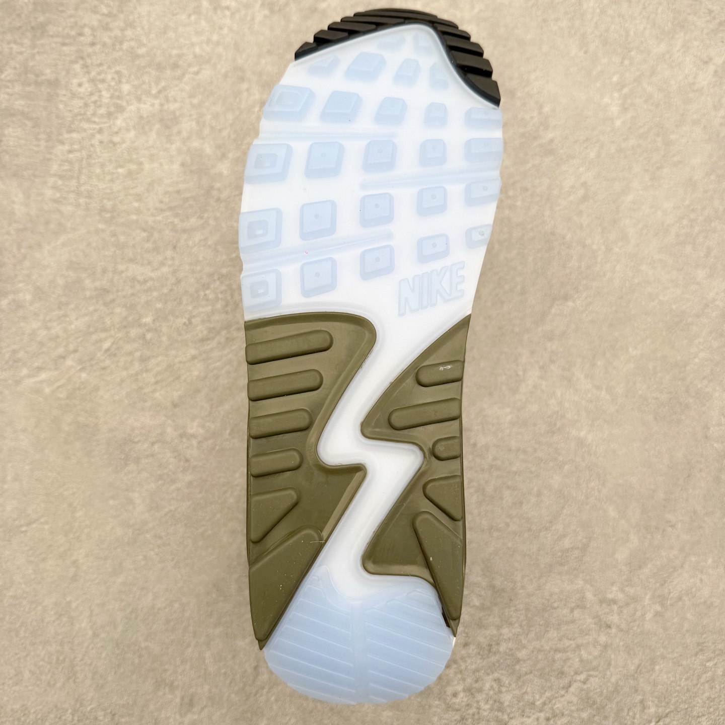 图片[9]-＃MX版 NK Air MAX 90 气垫复古减震跑步鞋 II7592-100 经典重温 独家陆续补货 外单专供大厂出品 品质稳定 一百余色 终端操作 Air Max 90于1990年推出 来自Air Max系列 在Air Max 1的基础上改进而得 增加了气垫面积 外型上也更为流线 最特別的就是加入了菱纹塑胶嵌板 为Air Max 90增添了许多潮流气息 皮革鞋面 造就出色耐穿性和支撑力 Max Air缓震配置搭配泡棉中底 令Air Max 90轻盈而舒适 华夫格橡胶外底 铸就Air Max 90非凡的抓地力 而Air Max 90不仅是一双跑鞋 它成功跨越了时间的演进 成为了球鞋文化与潮流圈中最熟为人知的鞋款之一 尺码：36 36.5 37.5 38 38.5 39 40 40.5 41 42 42.5 43 44 44.5 45-选品中心