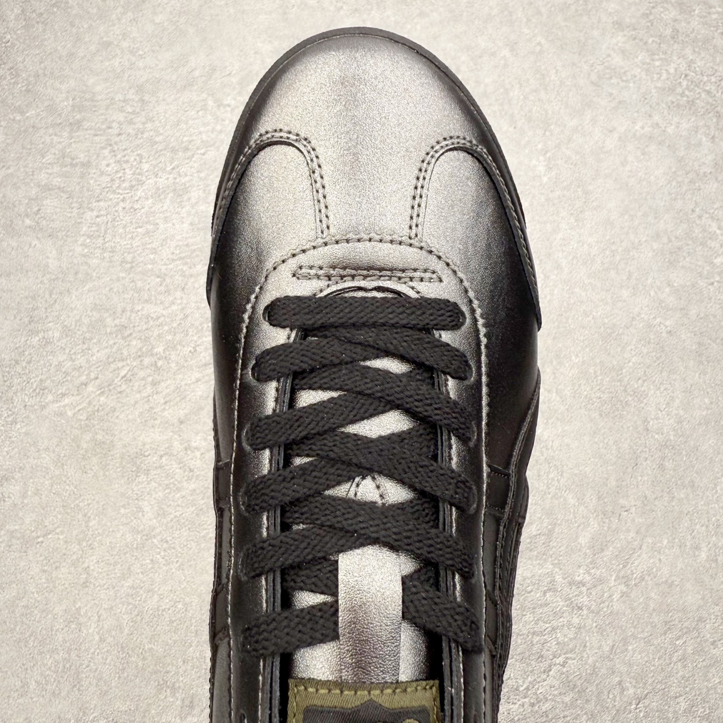 图片[4]-＃C版 Asics Onitsuka Tiger MEXICO 66 亚瑟士鬼冢虎复古经典板鞋 市场王者选手 海外订单工厂出品 长期生产补货永不断码 超成熟稳定的做工品控 原装全套纸板楦头开发 原汁原味 完美呈现版型 私模正确鞋底咬花纹路 一比一鞋头弧度高度鞋身弧度 绝不口嗨 细节品控鞋型随意秒杀市面 原档咬花纹路私模大底 一个单元有六个三角形 总体形拼接呈现花瓣状 官方四联吊牌 原装Ortholite轻量化鞋垫 原盒原配 质保卡 说明书 钢印防尘纸 纸板中底带钢印 乳胶组合鞋垫 支持全方位的对比专柜 产品从款式颜色造型上体现出追求舒适和细节的完美 鞋类更是推崇手工制作的严谨与完美 融舒适性与可穿性的设计风格 注重细节的完美和别致魅力 既保持稳重 又不失轻松的时尚感 尺码：36 37 37.5 38 39 39.5 40 40.5 41.5 42 42.5 43.5 44 45-选品中心