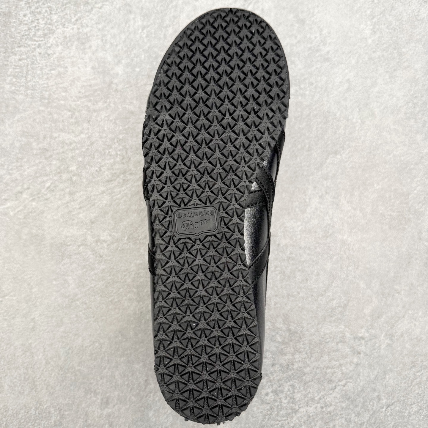 图片[9]-＃C版 Asics Onitsuka Tiger MEXICO 66 亚瑟士鬼冢虎复古经典板鞋 市场王者选手 海外订单工厂出品 长期生产补货永不断码 超成熟稳定的做工品控 原装全套纸板楦头开发 原汁原味 完美呈现版型 私模正确鞋底咬花纹路 一比一鞋头弧度高度鞋身弧度 绝不口嗨 细节品控鞋型随意秒杀市面 原档咬花纹路私模大底 一个单元有六个三角形 总体形拼接呈现花瓣状 官方四联吊牌 原装Ortholite轻量化鞋垫 原盒原配 质保卡 说明书 钢印防尘纸 纸板中底带钢印 乳胶组合鞋垫 支持全方位的对比专柜 产品从款式颜色造型上体现出追求舒适和细节的完美 鞋类更是推崇手工制作的严谨与完美 融舒适性与可穿性的设计风格 注重细节的完美和别致魅力 既保持稳重 又不失轻松的时尚感 尺码：36 37 37.5 38 39 39.5 40 40.5 41.5 42 42.5 43.5 44 45-选品中心