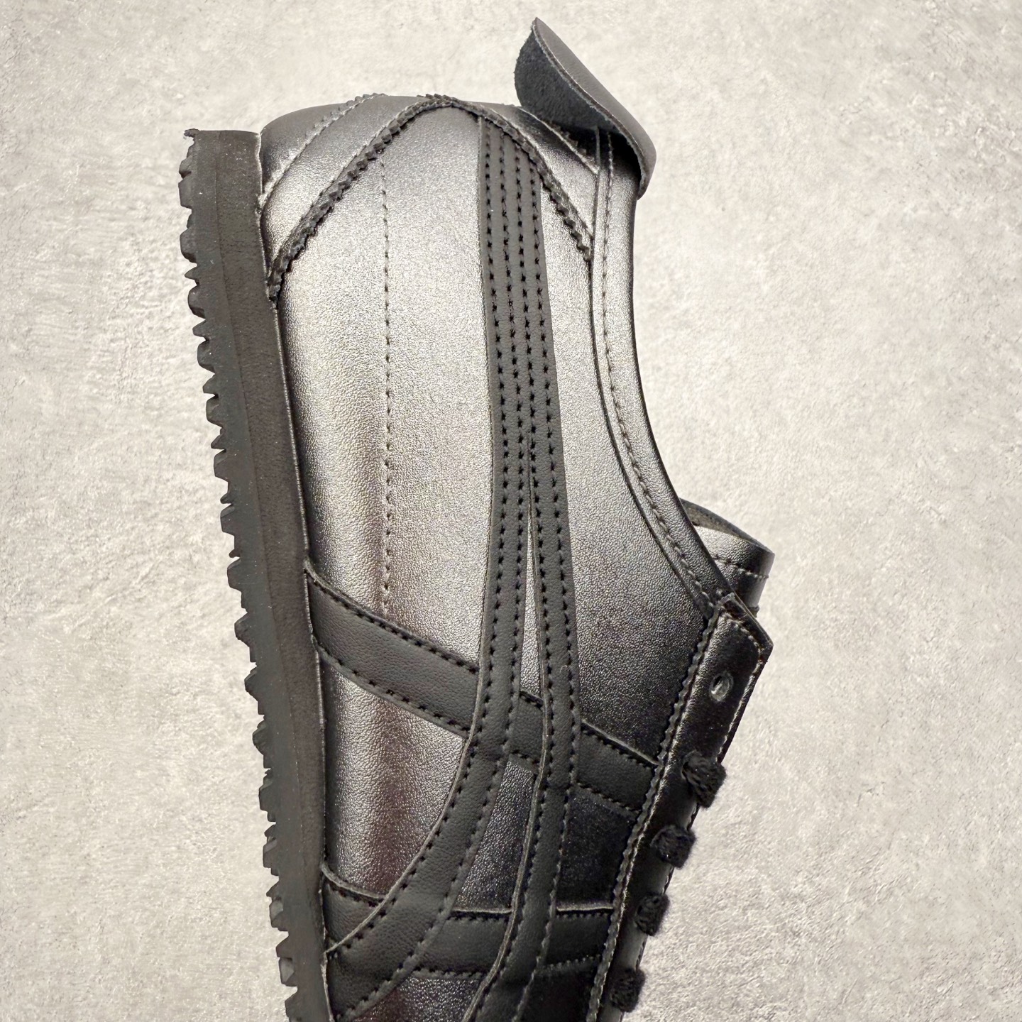 图片[6]-＃C版 Asics Onitsuka Tiger MEXICO 66 亚瑟士鬼冢虎复古经典板鞋 市场王者选手 海外订单工厂出品 长期生产补货永不断码 超成熟稳定的做工品控 原装全套纸板楦头开发 原汁原味 完美呈现版型 私模正确鞋底咬花纹路 一比一鞋头弧度高度鞋身弧度 绝不口嗨 细节品控鞋型随意秒杀市面 原档咬花纹路私模大底 一个单元有六个三角形 总体形拼接呈现花瓣状 官方四联吊牌 原装Ortholite轻量化鞋垫 原盒原配 质保卡 说明书 钢印防尘纸 纸板中底带钢印 乳胶组合鞋垫 支持全方位的对比专柜 产品从款式颜色造型上体现出追求舒适和细节的完美 鞋类更是推崇手工制作的严谨与完美 融舒适性与可穿性的设计风格 注重细节的完美和别致魅力 既保持稳重 又不失轻松的时尚感 尺码：36 37 37.5 38 39 39.5 40 40.5 41.5 42 42.5 43.5 44 45-选品中心