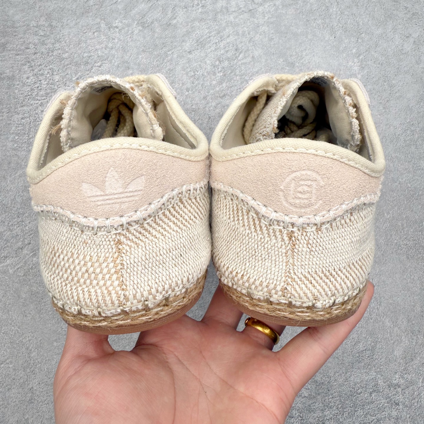 图片[8]-CLOTx AD Originals Gazelle 陈冠希联名款三叶草 草鞋德训鞋 冠希哥的设计理念把国风融入到现代潮流中 传统工艺材质 像厚麻布拼接材质 侧面是白色串珠三道杠 还有金色烫印字母 鞋底像草鞋编织一样设计 橡胶鞋底有三叶草logo 后跟处一个三叶草和一个联名logo 实拍调校N版已经零色差零失真 百分百还原实物色彩所见即所得 不存在货不对板色差等低级问题 选购参考实物拍摄 不混卖不参货 只用心做好货严格选品 承诺混一赔十 尺码：36 36.5 37.5 38 38.5 39 40 40.5 41 42 42.5 43 44 44.5 45-选品中心