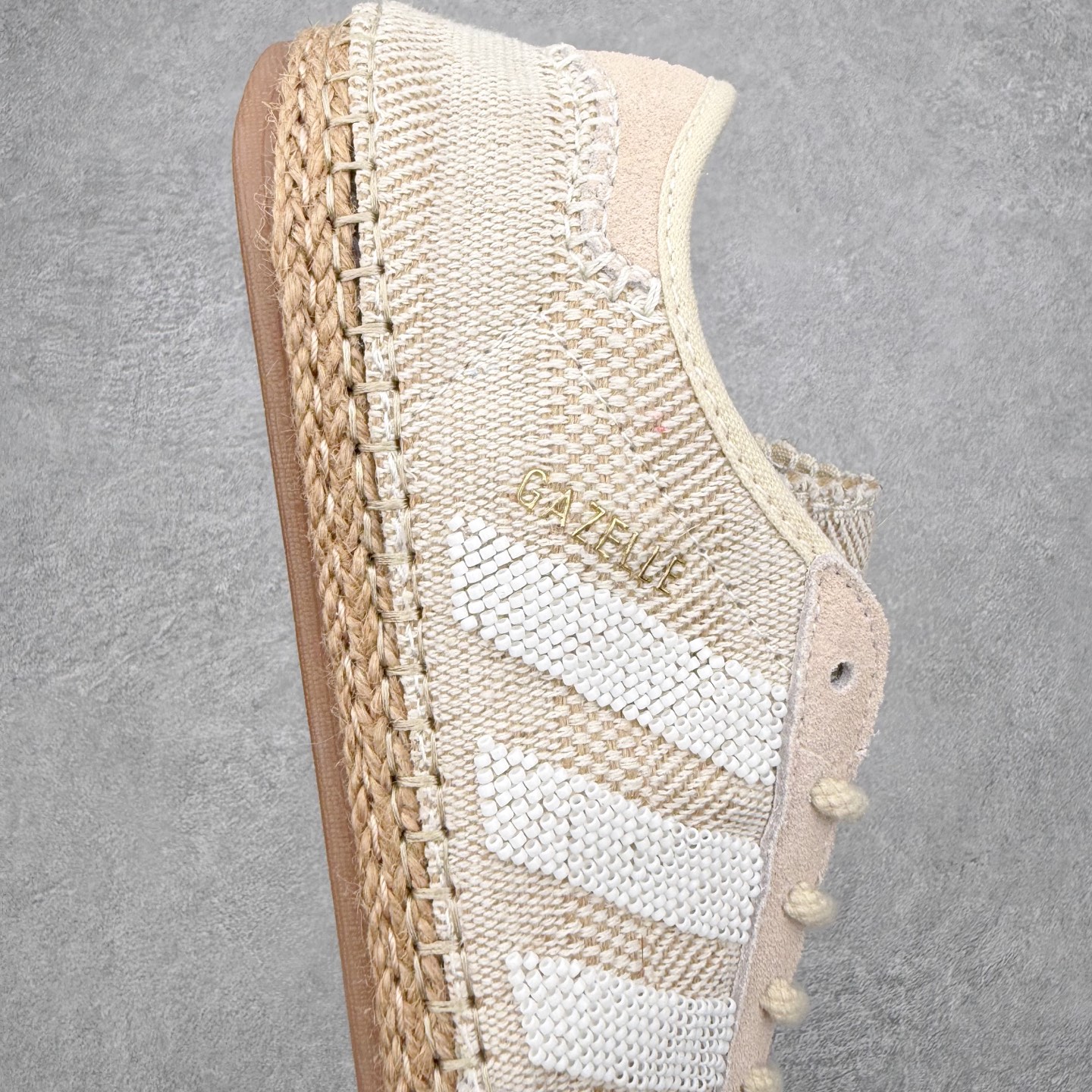 图片[6]-CLOTx AD Originals Gazelle 陈冠希联名款三叶草 草鞋德训鞋 冠希哥的设计理念把国风融入到现代潮流中 传统工艺材质 像厚麻布拼接材质 侧面是白色串珠三道杠 还有金色烫印字母 鞋底像草鞋编织一样设计 橡胶鞋底有三叶草logo 后跟处一个三叶草和一个联名logo 实拍调校N版已经零色差零失真 百分百还原实物色彩所见即所得 不存在货不对板色差等低级问题 选购参考实物拍摄 不混卖不参货 只用心做好货严格选品 承诺混一赔十 尺码：36 36.5 37.5 38 38.5 39 40 40.5 41 42 42.5 43 44 44.5 45-选品中心