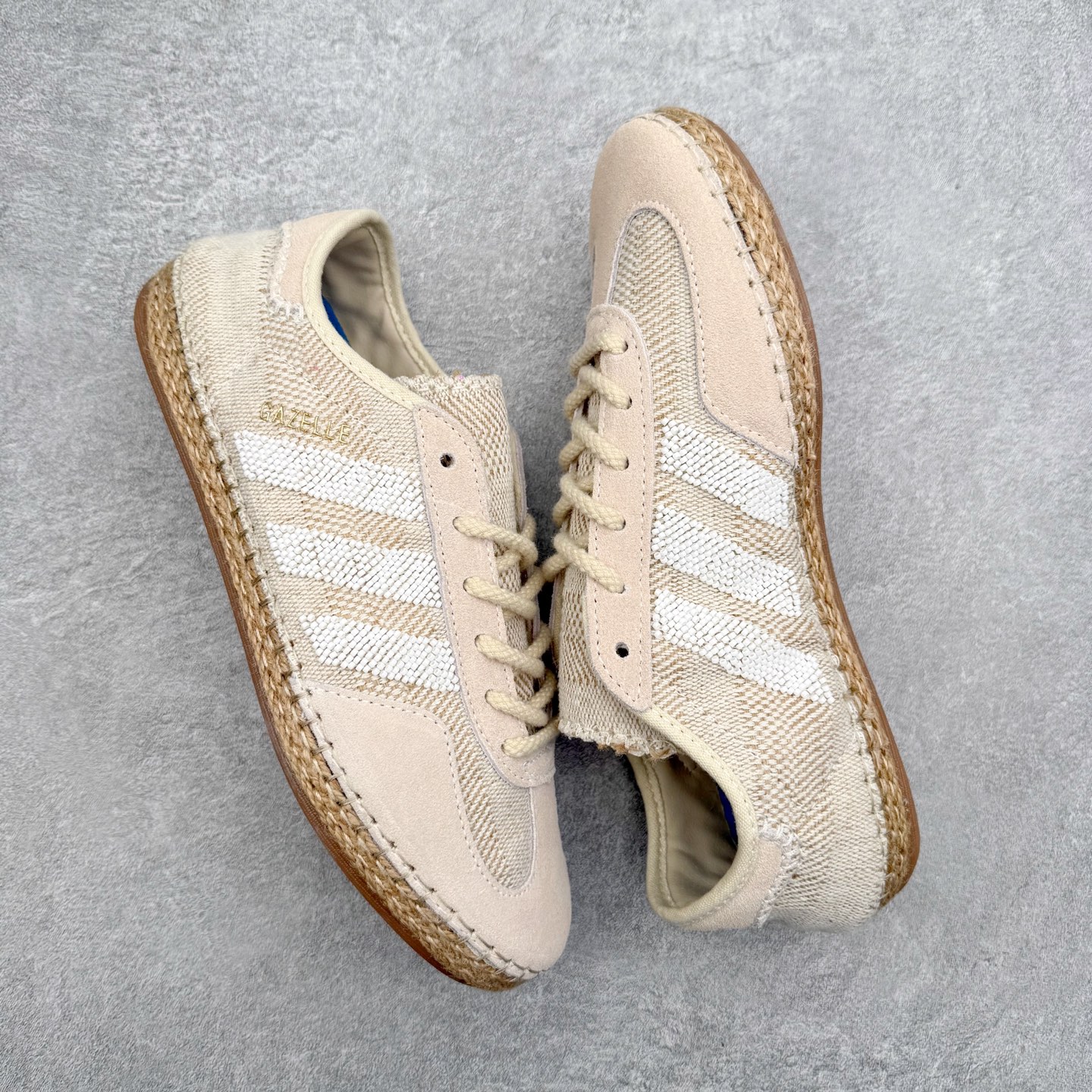 图片[3]-CLOTx AD Originals Gazelle 陈冠希联名款三叶草 草鞋德训鞋 冠希哥的设计理念把国风融入到现代潮流中 传统工艺材质 像厚麻布拼接材质 侧面是白色串珠三道杠 还有金色烫印字母 鞋底像草鞋编织一样设计 橡胶鞋底有三叶草logo 后跟处一个三叶草和一个联名logo 实拍调校N版已经零色差零失真 百分百还原实物色彩所见即所得 不存在货不对板色差等低级问题 选购参考实物拍摄 不混卖不参货 只用心做好货严格选品 承诺混一赔十 尺码：36 36.5 37.5 38 38.5 39 40 40.5 41 42 42.5 43 44 44.5 45-选品中心