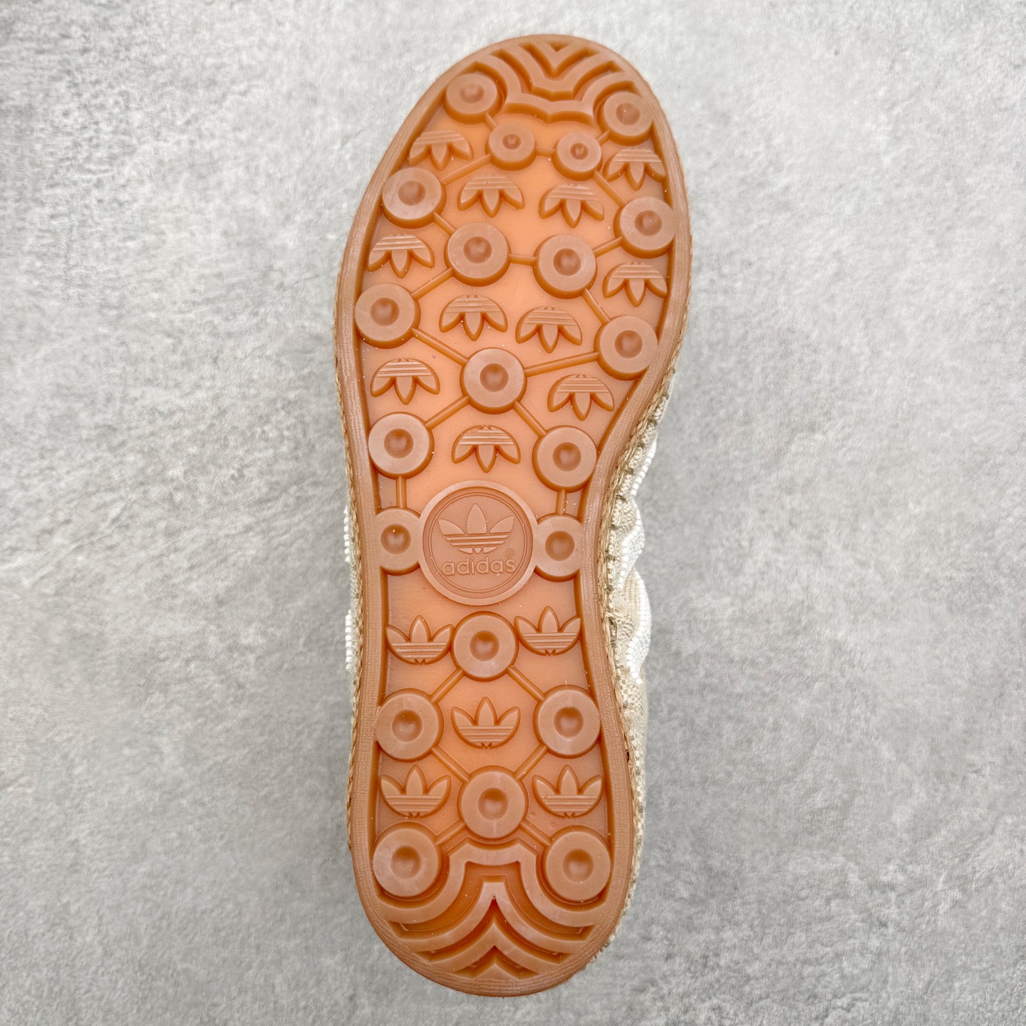 图片[9]-CLOTx AD Originals Gazelle 陈冠希联名款三叶草 草鞋德训鞋 冠希哥的设计理念把国风融入到现代潮流中 传统工艺材质 像厚麻布拼接材质 侧面是白色串珠三道杠 还有金色烫印字母 鞋底像草鞋编织一样设计 橡胶鞋底有三叶草logo 后跟处一个三叶草和一个联名logo 实拍调校N版已经零色差零失真 百分百还原实物色彩所见即所得 不存在货不对板色差等低级问题 选购参考实物拍摄 不混卖不参货 只用心做好货严格选品 承诺混一赔十 尺码：36 36.5 37.5 38 38.5 39 40 40.5 41 42 42.5 43 44 44.5 45-选品中心