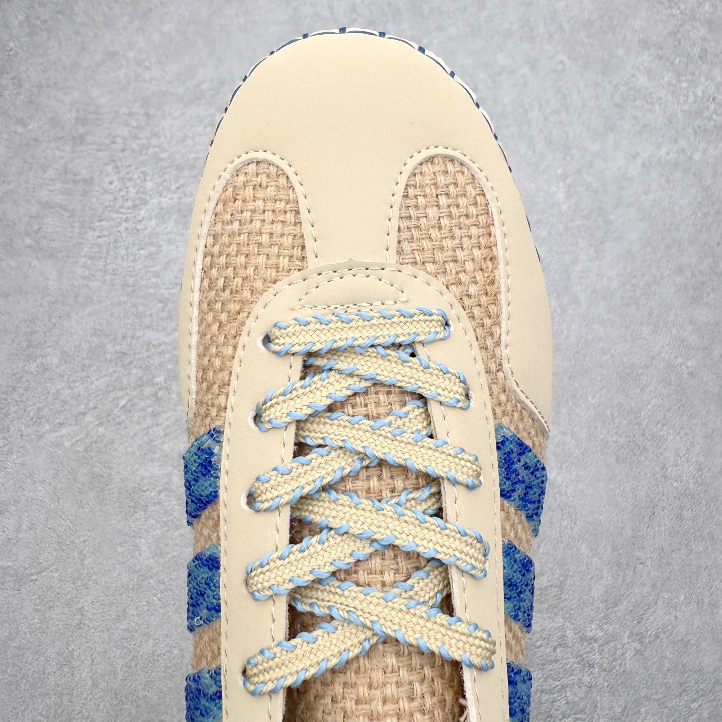 图片[4]-CLOTx AD Originals Gazelle 陈冠希联名款三叶草 草鞋德训鞋 冠希哥的设计理念把国风融入到现代潮流中 传统工艺材质 像厚麻布拼接材质 侧面是白色串珠三道杠 还有金色烫印字母 鞋底像草鞋编织一样设计 橡胶鞋底有三叶草logo 后跟处一个三叶草和一个联名logo 实拍调校N版已经零色差零失真 百分百还原实物色彩所见即所得 不存在货不对板色差等低级问题 选购参考实物拍摄 不混卖不参货 只用心做好货严格选品 承诺混一赔十 尺码：36 36.5 37.5 38 38.5 39 40 40.5 41 42 42.5 43 44 44.5 45-选品中心