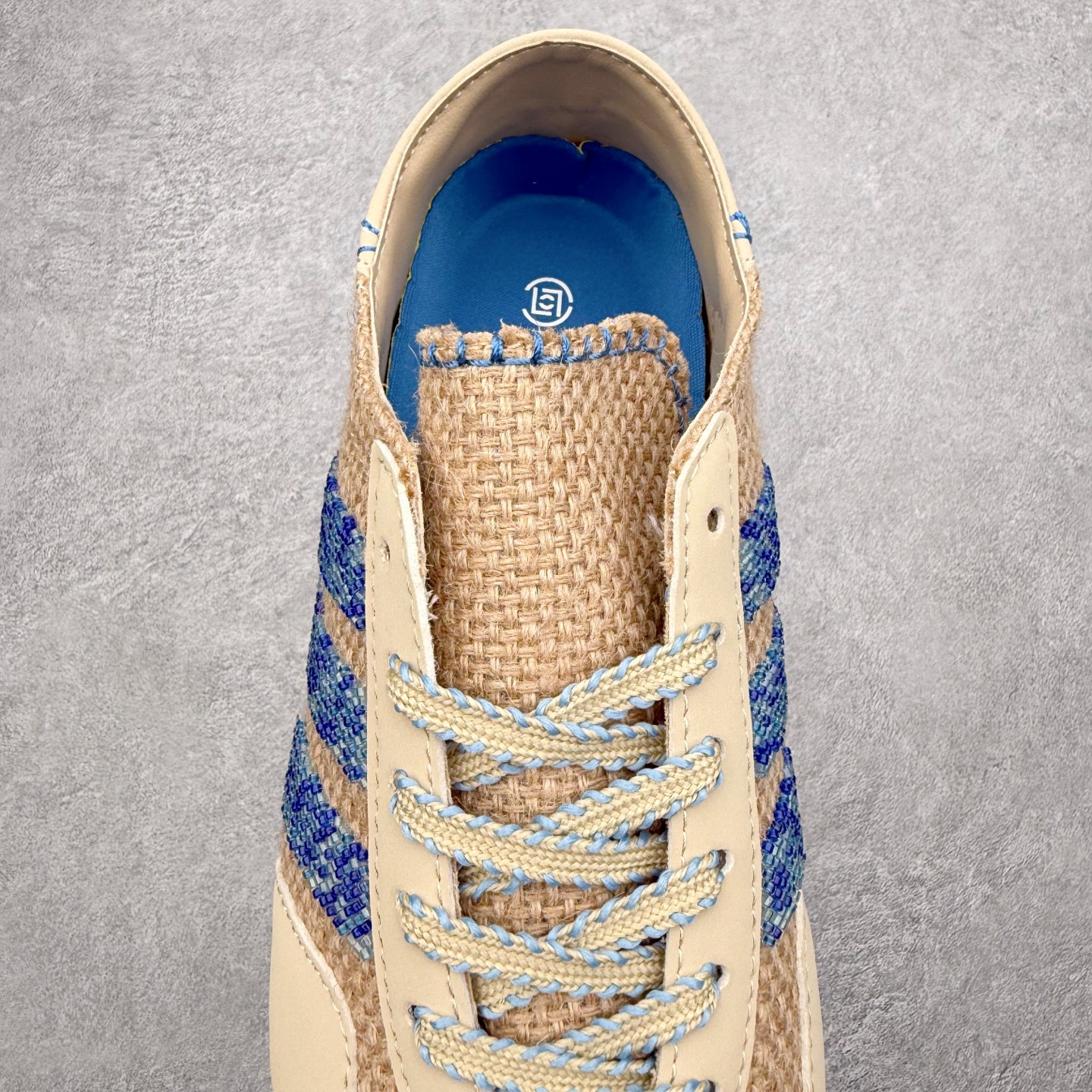 图片[5]-CLOTx AD Originals Gazelle 陈冠希联名款三叶草 草鞋德训鞋 冠希哥的设计理念把国风融入到现代潮流中 传统工艺材质 像厚麻布拼接材质 侧面是白色串珠三道杠 还有金色烫印字母 鞋底像草鞋编织一样设计 橡胶鞋底有三叶草logo 后跟处一个三叶草和一个联名logo 实拍调校N版已经零色差零失真 百分百还原实物色彩所见即所得 不存在货不对板色差等低级问题 选购参考实物拍摄 不混卖不参货 只用心做好货严格选品 承诺混一赔十 尺码：36 36.5 37.5 38 38.5 39 40 40.5 41 42 42.5 43 44 44.5 45-选品中心