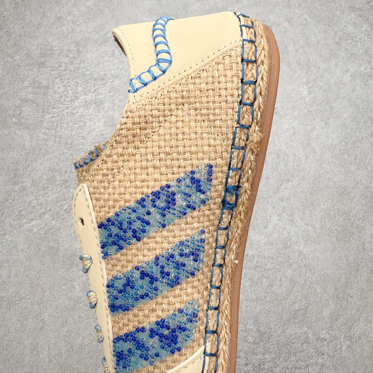 图片[7]-CLOTx AD Originals Gazelle 陈冠希联名款三叶草 草鞋德训鞋 冠希哥的设计理念把国风融入到现代潮流中 传统工艺材质 像厚麻布拼接材质 侧面是白色串珠三道杠 还有金色烫印字母 鞋底像草鞋编织一样设计 橡胶鞋底有三叶草logo 后跟处一个三叶草和一个联名logo 实拍调校N版已经零色差零失真 百分百还原实物色彩所见即所得 不存在货不对板色差等低级问题 选购参考实物拍摄 不混卖不参货 只用心做好货严格选品 承诺混一赔十 尺码：36 36.5 37.5 38 38.5 39 40 40.5 41 42 42.5 43 44 44.5 45-选品中心