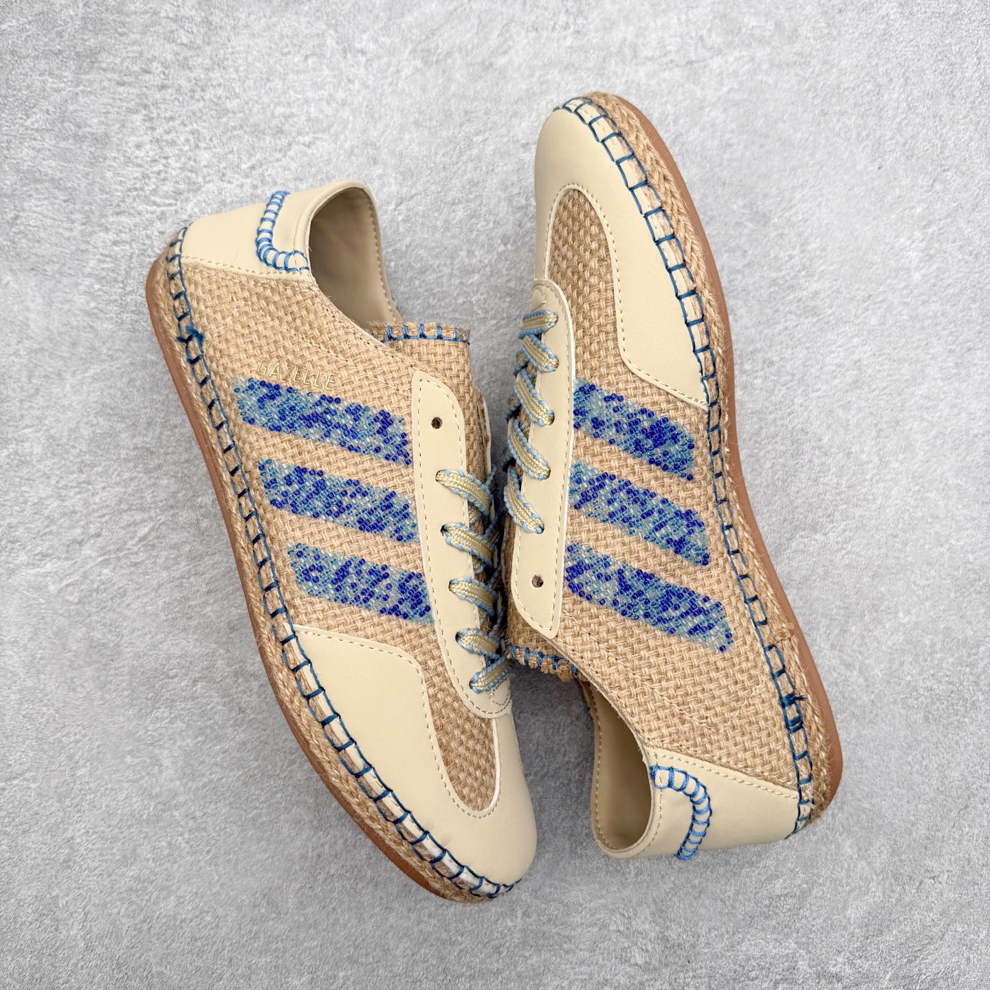 图片[3]-CLOTx AD Originals Gazelle 陈冠希联名款三叶草 草鞋德训鞋 冠希哥的设计理念把国风融入到现代潮流中 传统工艺材质 像厚麻布拼接材质 侧面是白色串珠三道杠 还有金色烫印字母 鞋底像草鞋编织一样设计 橡胶鞋底有三叶草logo 后跟处一个三叶草和一个联名logo 实拍调校N版已经零色差零失真 百分百还原实物色彩所见即所得 不存在货不对板色差等低级问题 选购参考实物拍摄 不混卖不参货 只用心做好货严格选品 承诺混一赔十 尺码：36 36.5 37.5 38 38.5 39 40 40.5 41 42 42.5 43 44 44.5 45-选品中心