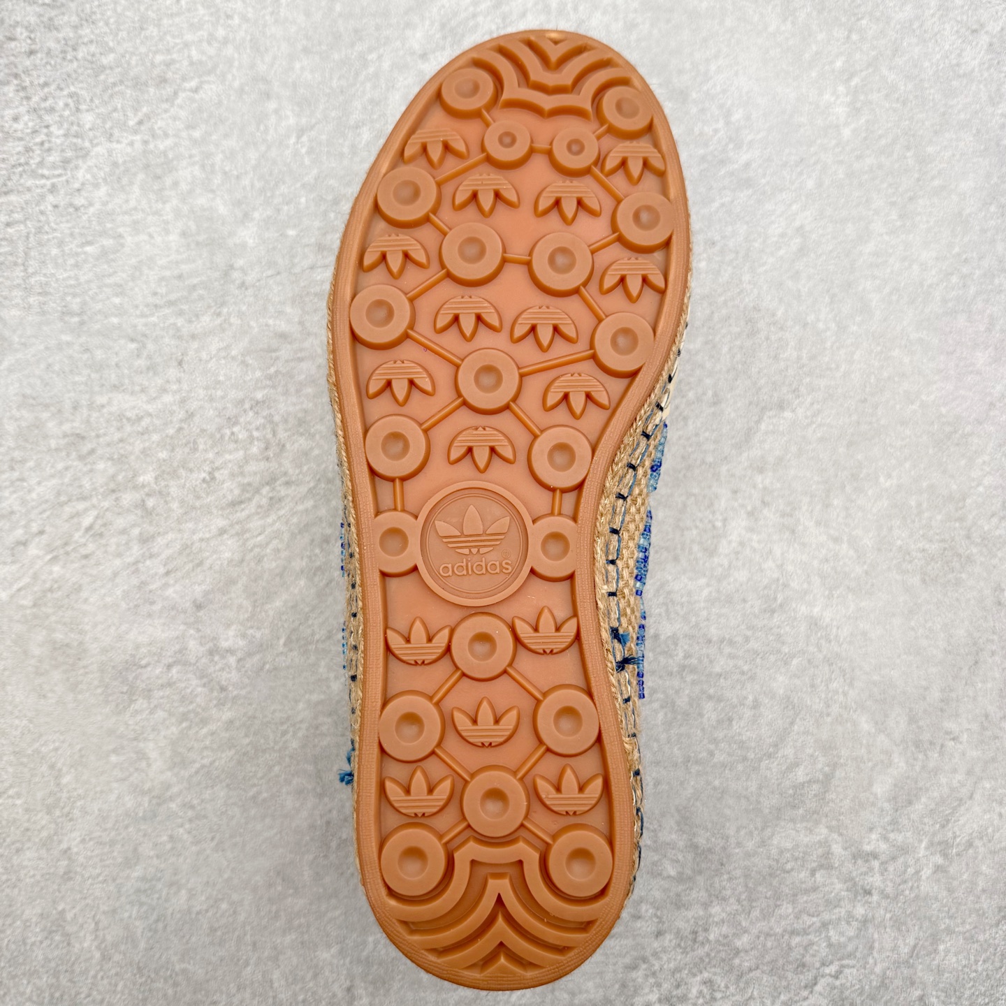 图片[9]-CLOTx AD Originals Gazelle 陈冠希联名款三叶草 草鞋德训鞋 冠希哥的设计理念把国风融入到现代潮流中 传统工艺材质 像厚麻布拼接材质 侧面是白色串珠三道杠 还有金色烫印字母 鞋底像草鞋编织一样设计 橡胶鞋底有三叶草logo 后跟处一个三叶草和一个联名logo 实拍调校N版已经零色差零失真 百分百还原实物色彩所见即所得 不存在货不对板色差等低级问题 选购参考实物拍摄 不混卖不参货 只用心做好货严格选品 承诺混一赔十 尺码：36 36.5 37.5 38 38.5 39 40 40.5 41 42 42.5 43 44 44.5 45-选品中心