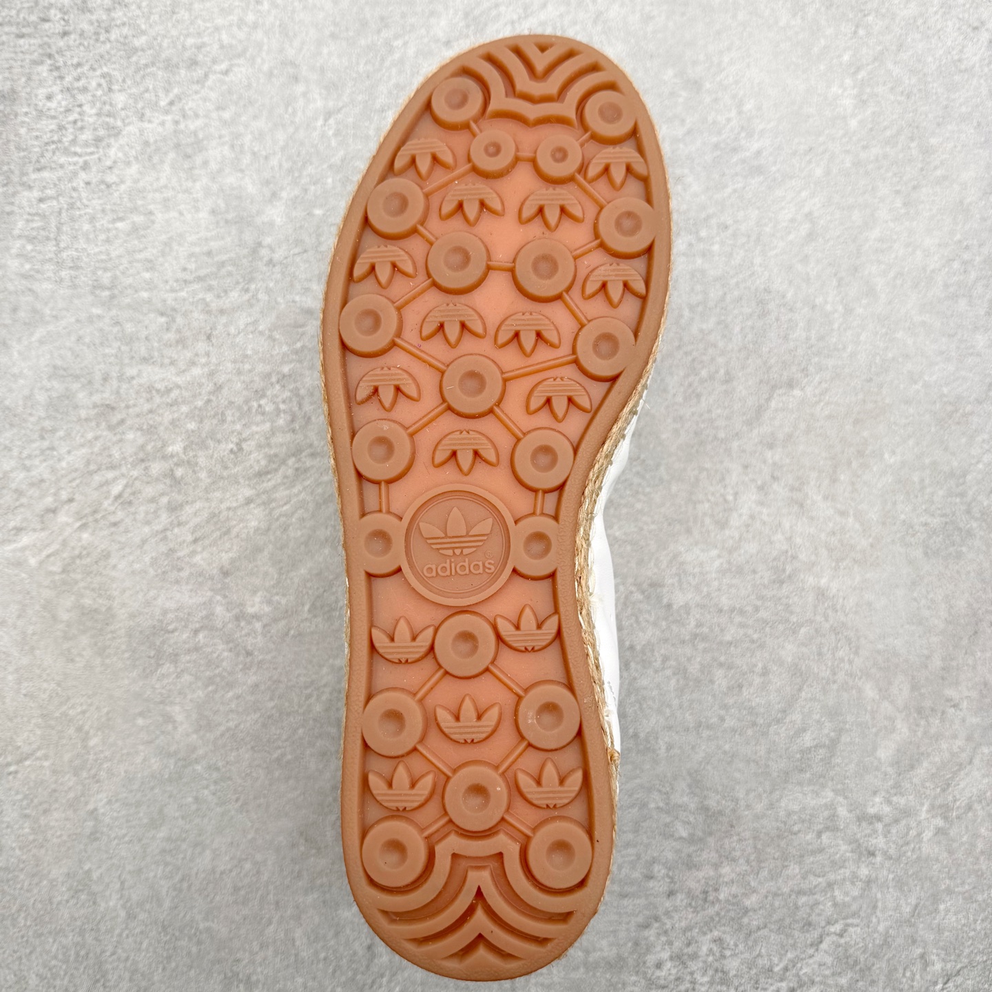 图片[9]-CLOTx AD Originals Gazelle 陈冠希联名款三叶草 草鞋德训鞋 冠希哥的设计理念把国风融入到现代潮流中 传统工艺材质 像厚麻布拼接材质 侧面是白色串珠三道杠 还有金色烫印字母 鞋底像草鞋编织一样设计 橡胶鞋底有三叶草logo 后跟处一个三叶草和一个联名logo 实拍调校N版已经零色差零失真 百分百还原实物色彩所见即所得 不存在货不对板色差等低级问题 选购参考实物拍摄 不混卖不参货 只用心做好货严格选品 承诺混一赔十 尺码：36 36.5 37.5 38 38.5 39 40 40.5 41 42 42.5 43 44 44.5 45-选品中心