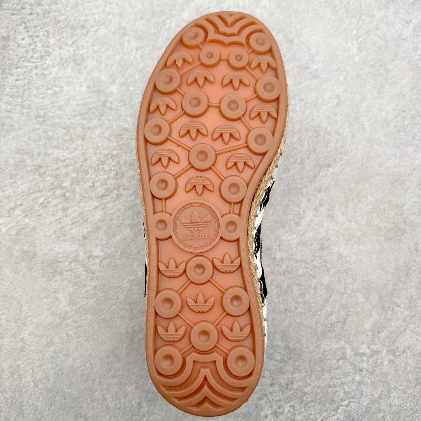 图片[9]-CLOTx AD Originals Gazelle 陈冠希联名款三叶草 草鞋德训鞋 冠希哥的设计理念把国风融入到现代潮流中 传统工艺材质 像厚麻布拼接材质 侧面是白色串珠三道杠 还有金色烫印字母 鞋底像草鞋编织一样设计 橡胶鞋底有三叶草logo 后跟处一个三叶草和一个联名logo 实拍调校N版已经零色差零失真 百分百还原实物色彩所见即所得 不存在货不对板色差等低级问题 选购参考实物拍摄 不混卖不参货 只用心做好货严格选品 承诺混一赔十 尺码：36 36.5 37.5 38 38.5 39 40 40.5 41 42 42.5 43 44 44.5 45-选品中心