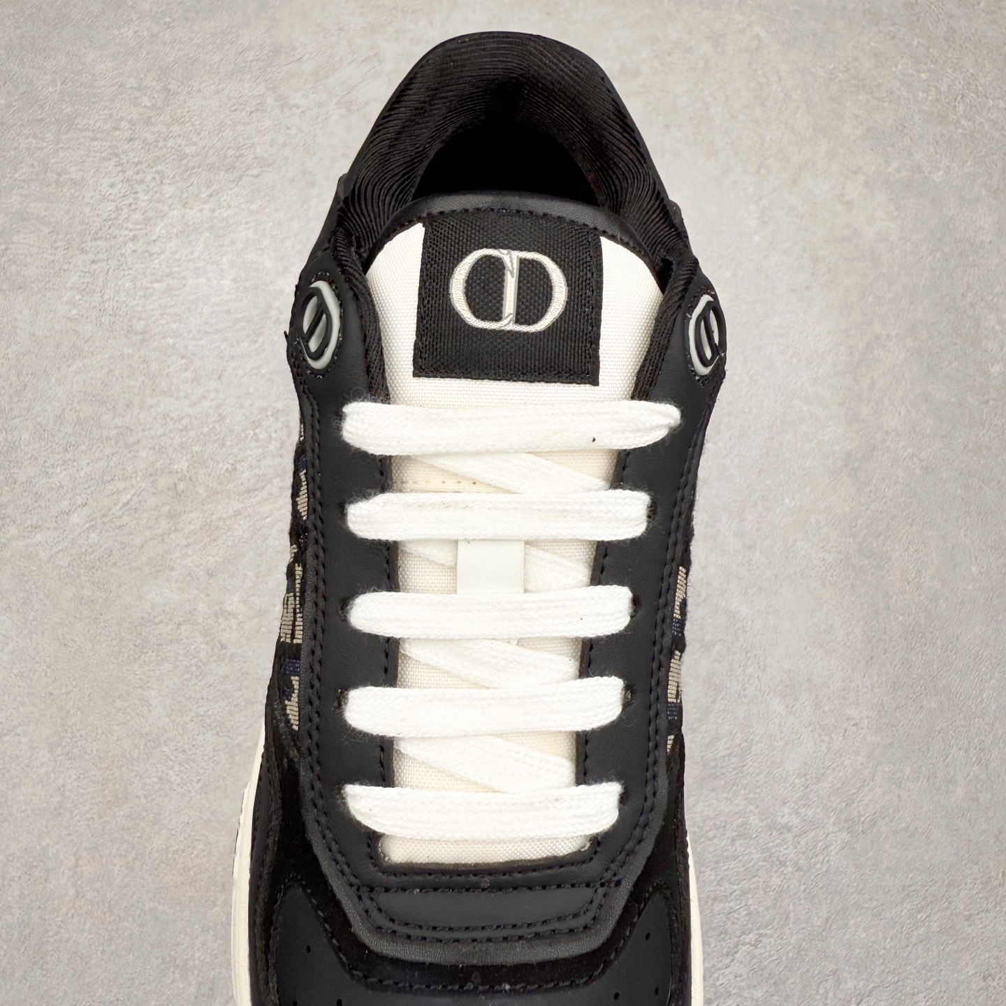 图片[5]-＃纯原福利 DIOR 迪奥 B27 低帮经典奢侈品休闲运动板鞋 东莞大厂生产 品质货真价实 代购级别 市面顶级版本 Oblique印花电秀 长时售卖 退换率超低这款B27运动鞋是DIOR的经典单品 和迪奥光滑牛皮革精心制作，侧面饰以米色和黑色提花Oblique印花镶边（激光冲孔）搭配CD lcon孔眼，双色橡胶鞋底，鞋舌和后跟处均饰以标志性细节，更显精致，时尚百搭，可为各种造型增光添彩 蓝色 奶油白色和迪奥灰光滑牛皮革 米色和黑色提花面料oblique印花 鞋底和鞋眼饰以DIOR标志 系带开合搭配CD·lcon孔眼网眼织物里料 双色橡胶外底 侧面缝线拼接结构 含防尘袋和一对鞋带 全套意大利正品包装 尺码 35 36 37 38 39 40 41 42 43 44 45-选品中心