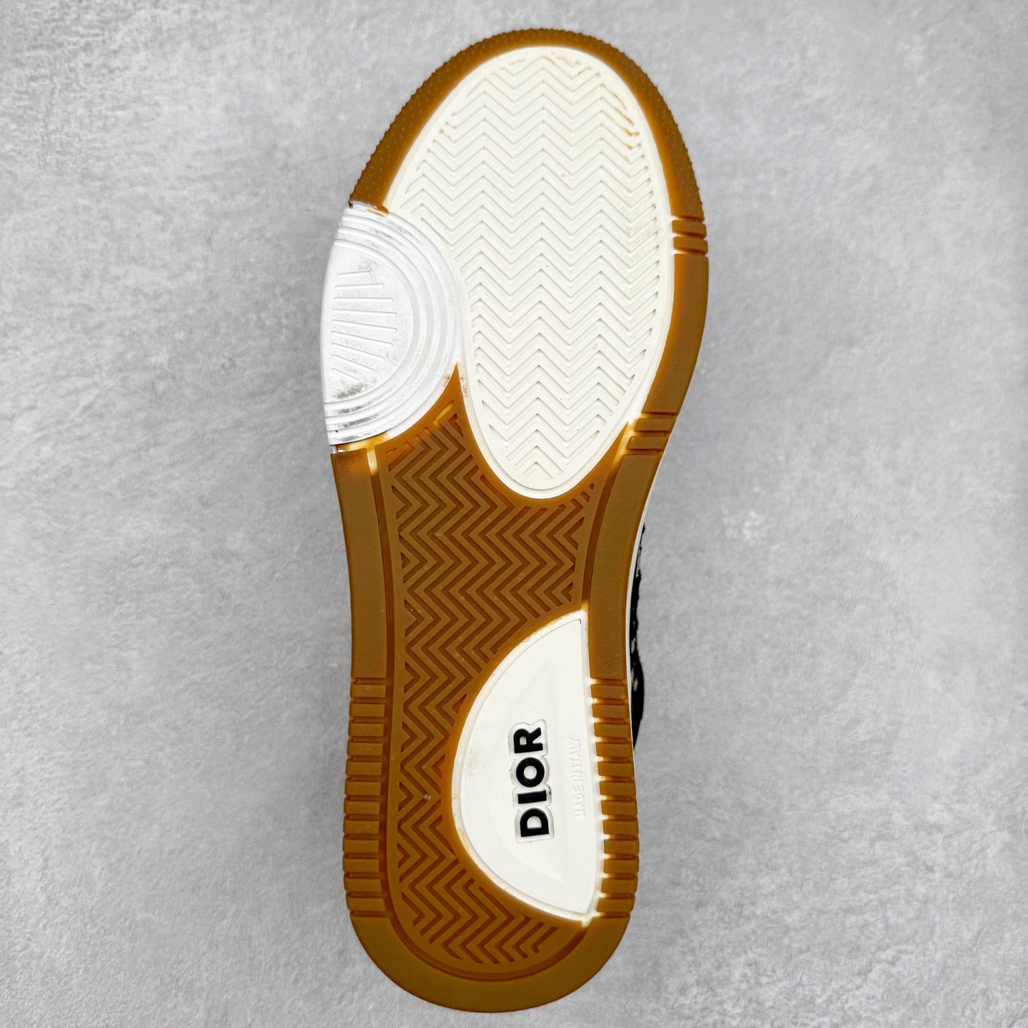 图片[9]-＃纯原福利 DIOR 迪奥 B27 低帮经典奢侈品休闲运动板鞋 东莞大厂生产 品质货真价实 代购级别 市面顶级版本 Oblique印花电秀 长时售卖 退换率超低这款B27运动鞋是DIOR的经典单品 和迪奥光滑牛皮革精心制作，侧面饰以米色和黑色提花Oblique印花镶边（激光冲孔）搭配CD lcon孔眼，双色橡胶鞋底，鞋舌和后跟处均饰以标志性细节，更显精致，时尚百搭，可为各种造型增光添彩 蓝色 奶油白色和迪奥灰光滑牛皮革 米色和黑色提花面料oblique印花 鞋底和鞋眼饰以DIOR标志 系带开合搭配CD·lcon孔眼网眼织物里料 双色橡胶外底 侧面缝线拼接结构 含防尘袋和一对鞋带 全套意大利正品包装 尺码 35 36 37 38 39 40 41 42 43 44 45-选品中心