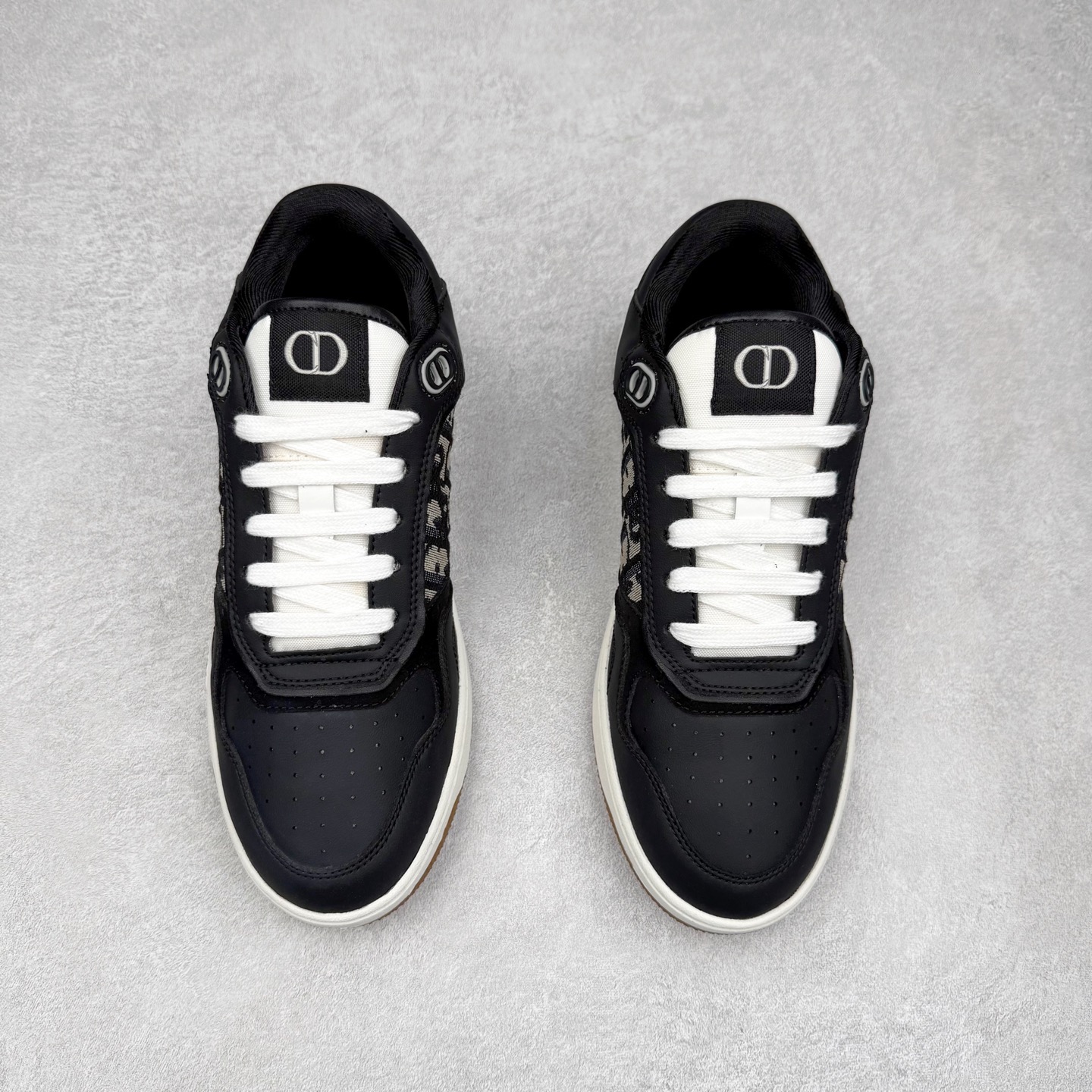 图片[2]-＃纯原福利 DIOR 迪奥 B27 低帮经典奢侈品休闲运动板鞋 东莞大厂生产 品质货真价实 代购级别 市面顶级版本 Oblique印花电秀 长时售卖 退换率超低这款B27运动鞋是DIOR的经典单品 和迪奥光滑牛皮革精心制作，侧面饰以米色和黑色提花Oblique印花镶边（激光冲孔）搭配CD lcon孔眼，双色橡胶鞋底，鞋舌和后跟处均饰以标志性细节，更显精致，时尚百搭，可为各种造型增光添彩 蓝色 奶油白色和迪奥灰光滑牛皮革 米色和黑色提花面料oblique印花 鞋底和鞋眼饰以DIOR标志 系带开合搭配CD·lcon孔眼网眼织物里料 双色橡胶外底 侧面缝线拼接结构 含防尘袋和一对鞋带 全套意大利正品包装 尺码 35 36 37 38 39 40 41 42 43 44 45-选品中心