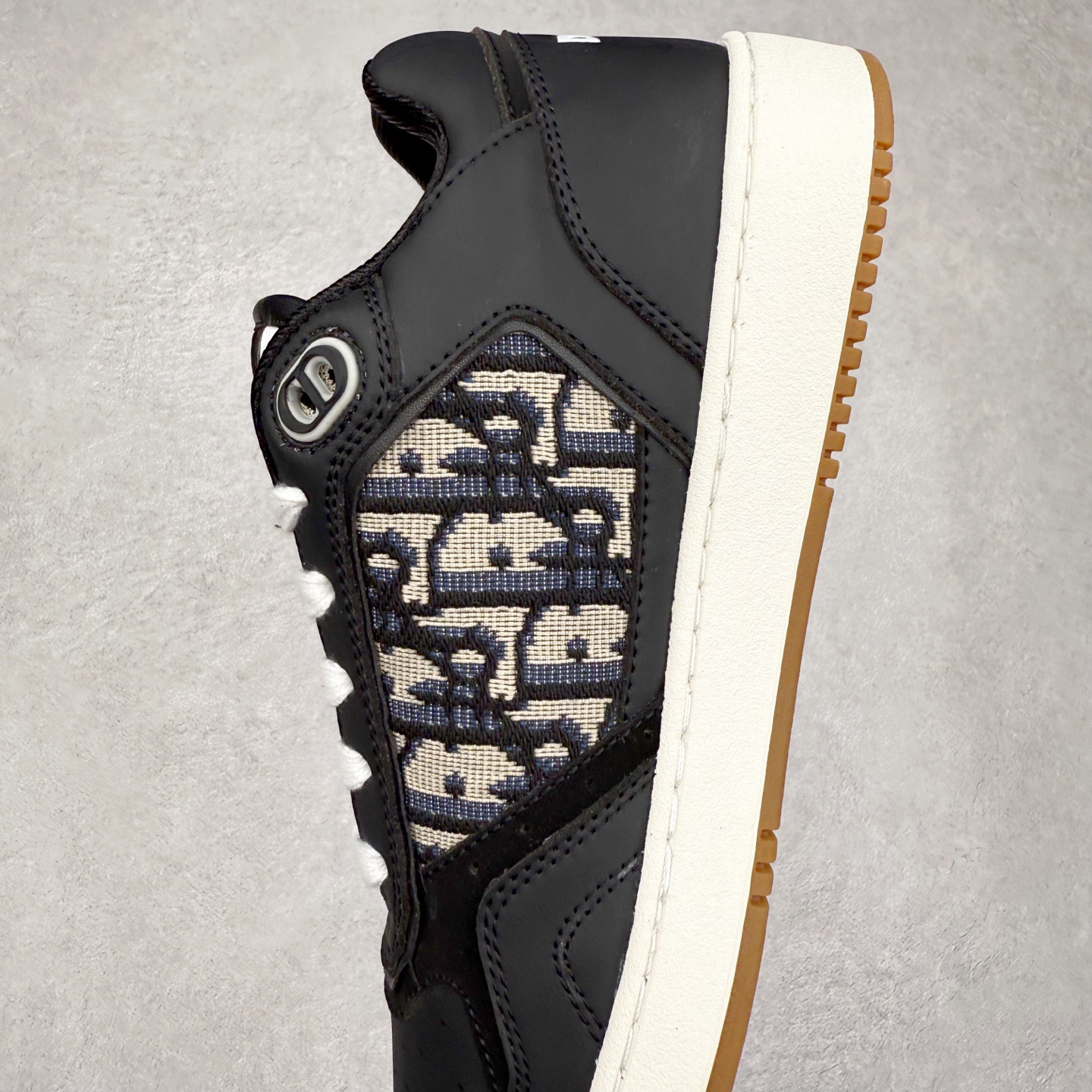 图片[7]-＃纯原福利 DIOR 迪奥 B27 低帮经典奢侈品休闲运动板鞋 东莞大厂生产 品质货真价实 代购级别 市面顶级版本 Oblique印花电秀 长时售卖 退换率超低这款B27运动鞋是DIOR的经典单品 和迪奥光滑牛皮革精心制作，侧面饰以米色和黑色提花Oblique印花镶边（激光冲孔）搭配CD lcon孔眼，双色橡胶鞋底，鞋舌和后跟处均饰以标志性细节，更显精致，时尚百搭，可为各种造型增光添彩 蓝色 奶油白色和迪奥灰光滑牛皮革 米色和黑色提花面料oblique印花 鞋底和鞋眼饰以DIOR标志 系带开合搭配CD·lcon孔眼网眼织物里料 双色橡胶外底 侧面缝线拼接结构 含防尘袋和一对鞋带 全套意大利正品包装 尺码 35 36 37 38 39 40 41 42 43 44 45-选品中心