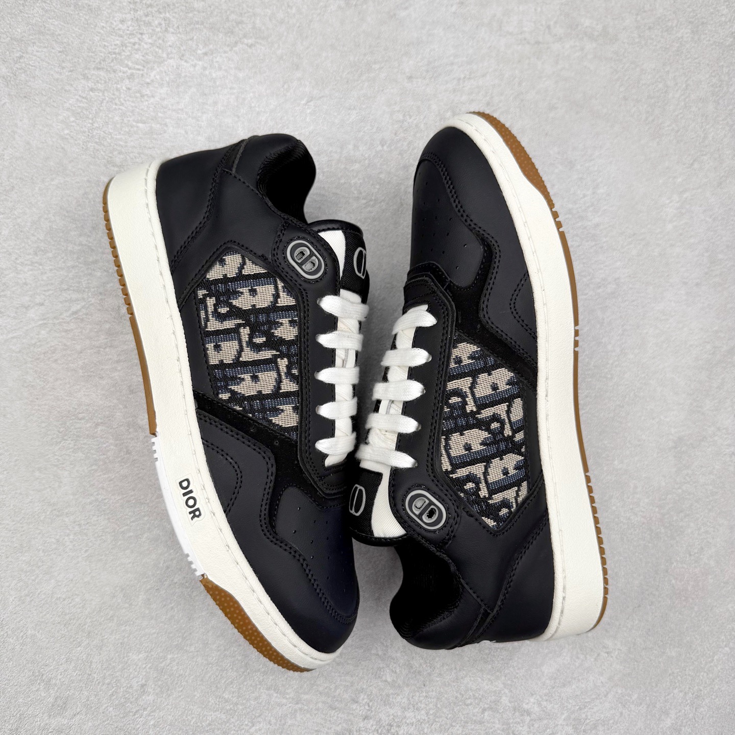 图片[3]-＃纯原福利 DIOR 迪奥 B27 低帮经典奢侈品休闲运动板鞋 东莞大厂生产 品质货真价实 代购级别 市面顶级版本 Oblique印花电秀 长时售卖 退换率超低这款B27运动鞋是DIOR的经典单品 和迪奥光滑牛皮革精心制作，侧面饰以米色和黑色提花Oblique印花镶边（激光冲孔）搭配CD lcon孔眼，双色橡胶鞋底，鞋舌和后跟处均饰以标志性细节，更显精致，时尚百搭，可为各种造型增光添彩 蓝色 奶油白色和迪奥灰光滑牛皮革 米色和黑色提花面料oblique印花 鞋底和鞋眼饰以DIOR标志 系带开合搭配CD·lcon孔眼网眼织物里料 双色橡胶外底 侧面缝线拼接结构 含防尘袋和一对鞋带 全套意大利正品包装 尺码 35 36 37 38 39 40 41 42 43 44 45-选品中心