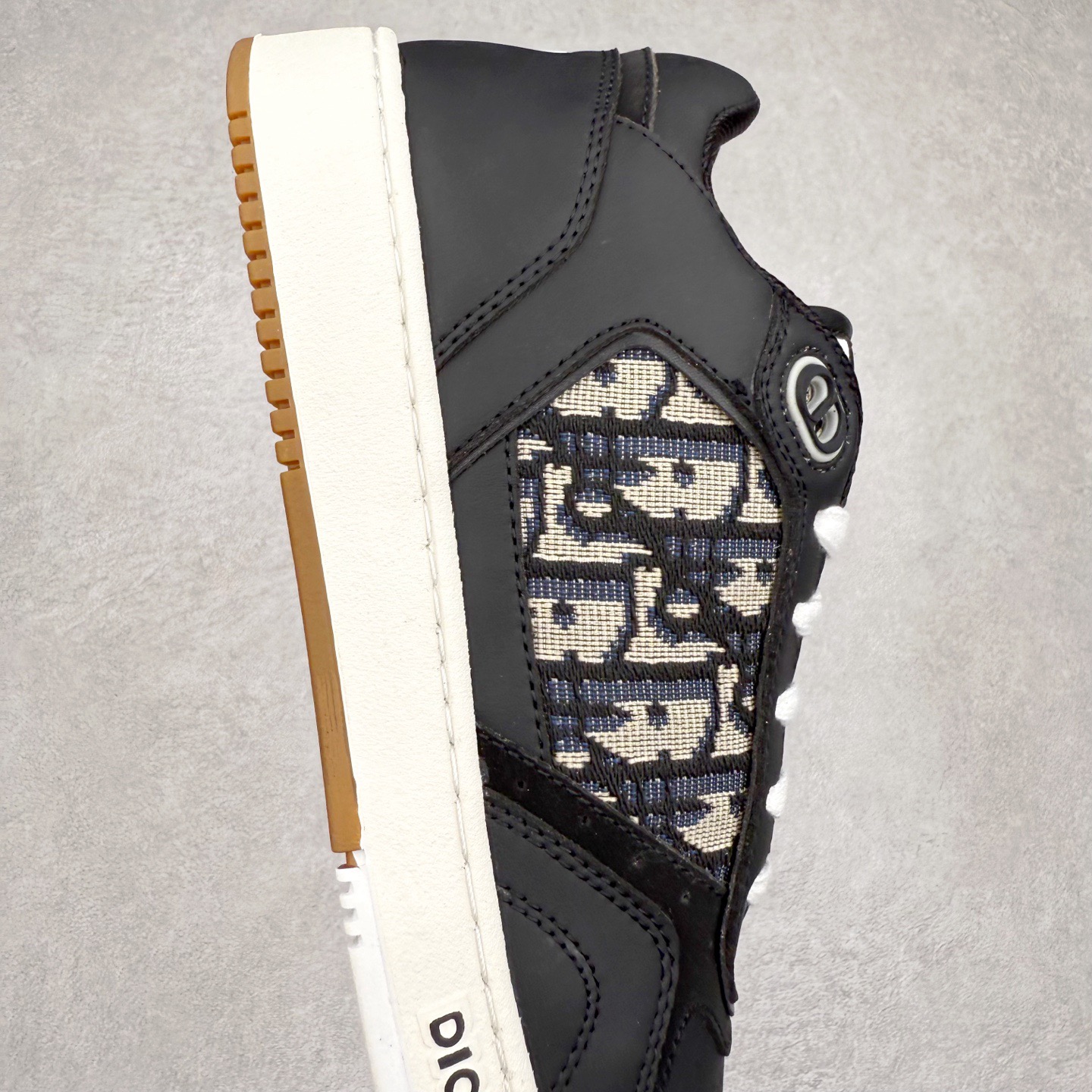 图片[6]-＃纯原福利 DIOR 迪奥 B27 低帮经典奢侈品休闲运动板鞋 东莞大厂生产 品质货真价实 代购级别 市面顶级版本 Oblique印花电秀 长时售卖 退换率超低这款B27运动鞋是DIOR的经典单品 和迪奥光滑牛皮革精心制作，侧面饰以米色和黑色提花Oblique印花镶边（激光冲孔）搭配CD lcon孔眼，双色橡胶鞋底，鞋舌和后跟处均饰以标志性细节，更显精致，时尚百搭，可为各种造型增光添彩 蓝色 奶油白色和迪奥灰光滑牛皮革 米色和黑色提花面料oblique印花 鞋底和鞋眼饰以DIOR标志 系带开合搭配CD·lcon孔眼网眼织物里料 双色橡胶外底 侧面缝线拼接结构 含防尘袋和一对鞋带 全套意大利正品包装 尺码 35 36 37 38 39 40 41 42 43 44 45-选品中心