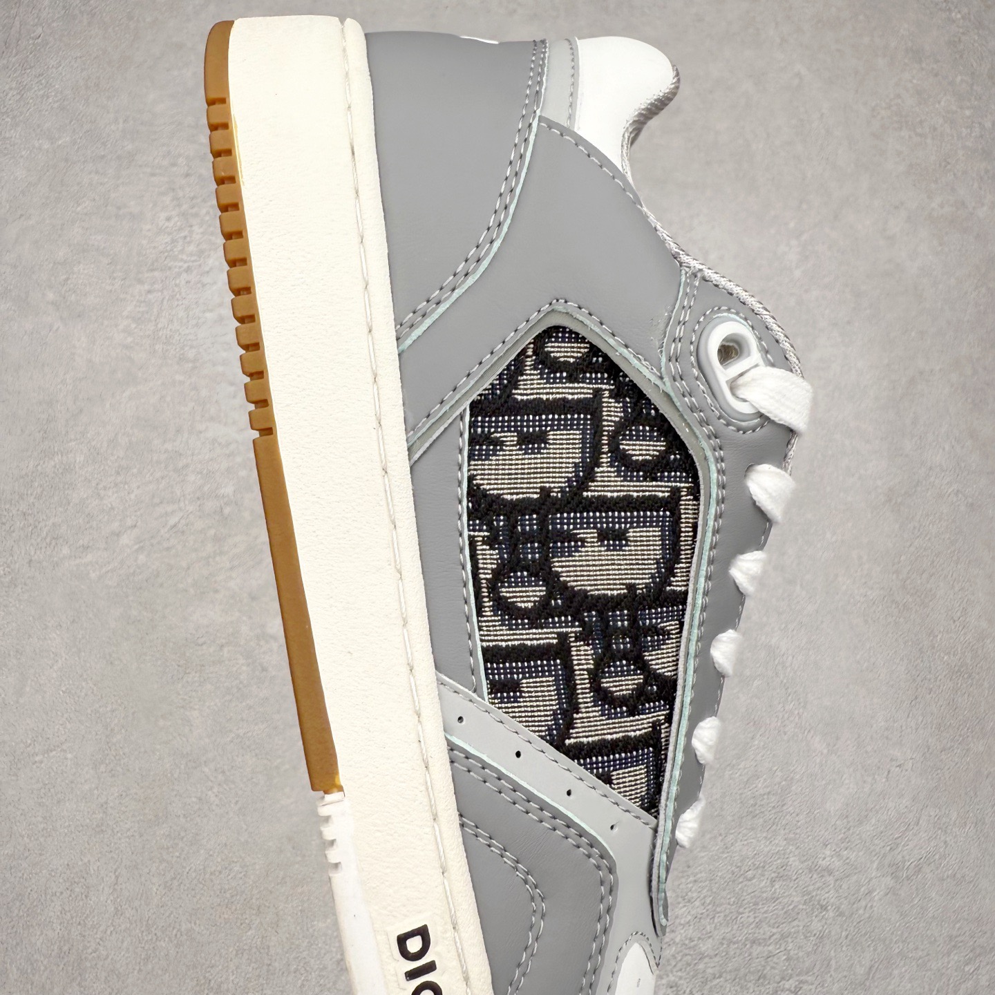 图片[6]-＃纯原福利 DIOR 迪奥 B27 低帮经典奢侈品休闲运动板鞋 东莞大厂生产 品质货真价实 代购级别 市面顶级版本 Oblique印花电秀 长时售卖 退换率超低这款B27运动鞋是DIOR的经典单品 和迪奥光滑牛皮革精心制作，侧面饰以米色和黑色提花Oblique印花镶边（激光冲孔）搭配CD lcon孔眼，双色橡胶鞋底，鞋舌和后跟处均饰以标志性细节，更显精致，时尚百搭，可为各种造型增光添彩 蓝色 奶油白色和迪奥灰光滑牛皮革 米色和黑色提花面料oblique印花 鞋底和鞋眼饰以DIOR标志 系带开合搭配CD·lcon孔眼网眼织物里料 双色橡胶外底 侧面缝线拼接结构 含防尘袋和一对鞋带 全套意大利正品包装 尺码 35 36 37 38 39 40 41 42 43 44 45-选品中心