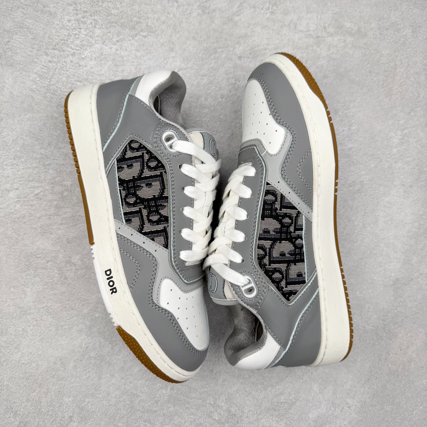 图片[3]-＃纯原福利 DIOR 迪奥 B27 低帮经典奢侈品休闲运动板鞋 东莞大厂生产 品质货真价实 代购级别 市面顶级版本 Oblique印花电秀 长时售卖 退换率超低这款B27运动鞋是DIOR的经典单品 和迪奥光滑牛皮革精心制作，侧面饰以米色和黑色提花Oblique印花镶边（激光冲孔）搭配CD lcon孔眼，双色橡胶鞋底，鞋舌和后跟处均饰以标志性细节，更显精致，时尚百搭，可为各种造型增光添彩 蓝色 奶油白色和迪奥灰光滑牛皮革 米色和黑色提花面料oblique印花 鞋底和鞋眼饰以DIOR标志 系带开合搭配CD·lcon孔眼网眼织物里料 双色橡胶外底 侧面缝线拼接结构 含防尘袋和一对鞋带 全套意大利正品包装 尺码 35 36 37 38 39 40 41 42 43 44 45-选品中心