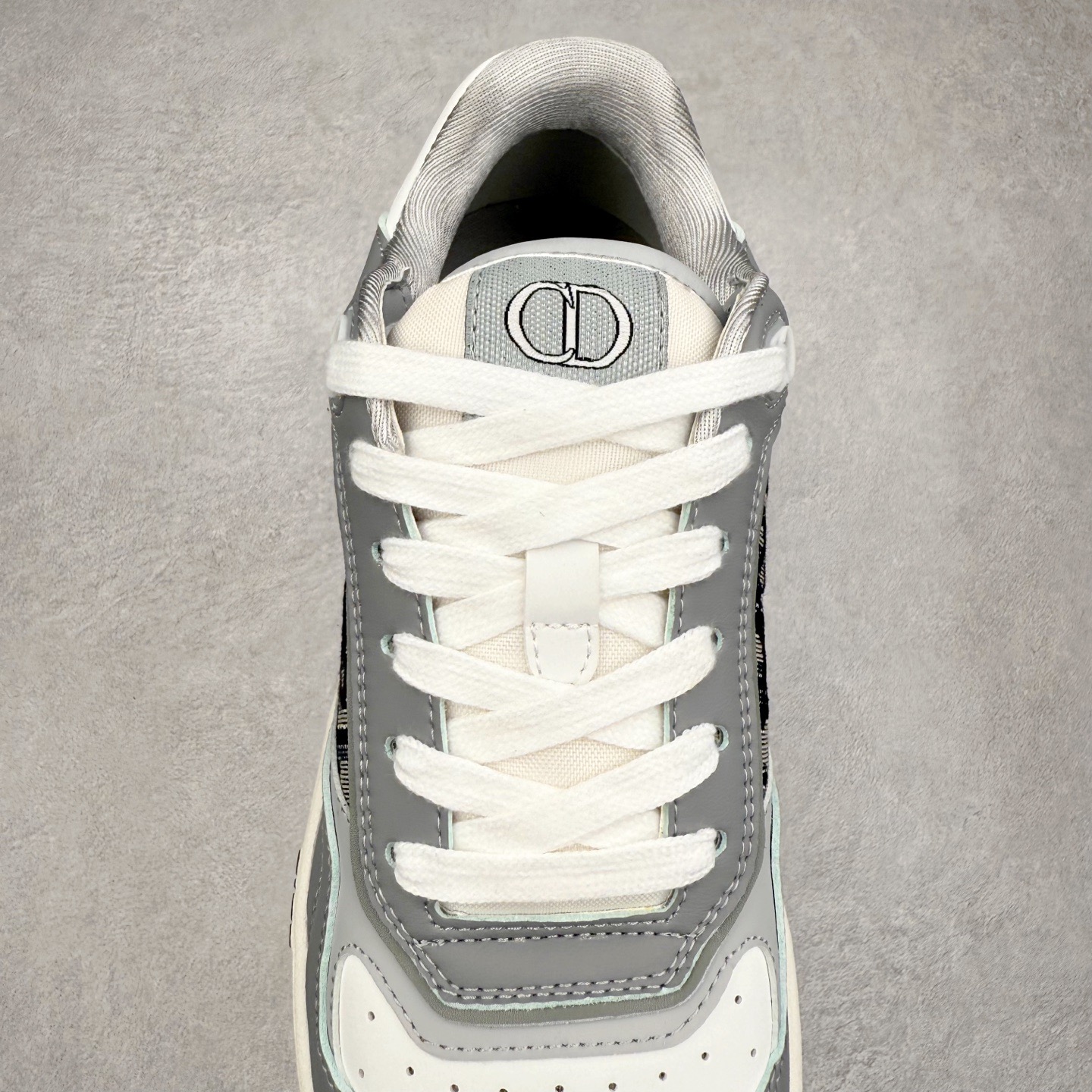 图片[5]-＃纯原福利 DIOR 迪奥 B27 低帮经典奢侈品休闲运动板鞋 东莞大厂生产 品质货真价实 代购级别 市面顶级版本 Oblique印花电秀 长时售卖 退换率超低这款B27运动鞋是DIOR的经典单品 和迪奥光滑牛皮革精心制作，侧面饰以米色和黑色提花Oblique印花镶边（激光冲孔）搭配CD lcon孔眼，双色橡胶鞋底，鞋舌和后跟处均饰以标志性细节，更显精致，时尚百搭，可为各种造型增光添彩 蓝色 奶油白色和迪奥灰光滑牛皮革 米色和黑色提花面料oblique印花 鞋底和鞋眼饰以DIOR标志 系带开合搭配CD·lcon孔眼网眼织物里料 双色橡胶外底 侧面缝线拼接结构 含防尘袋和一对鞋带 全套意大利正品包装 尺码 35 36 37 38 39 40 41 42 43 44 45-选品中心