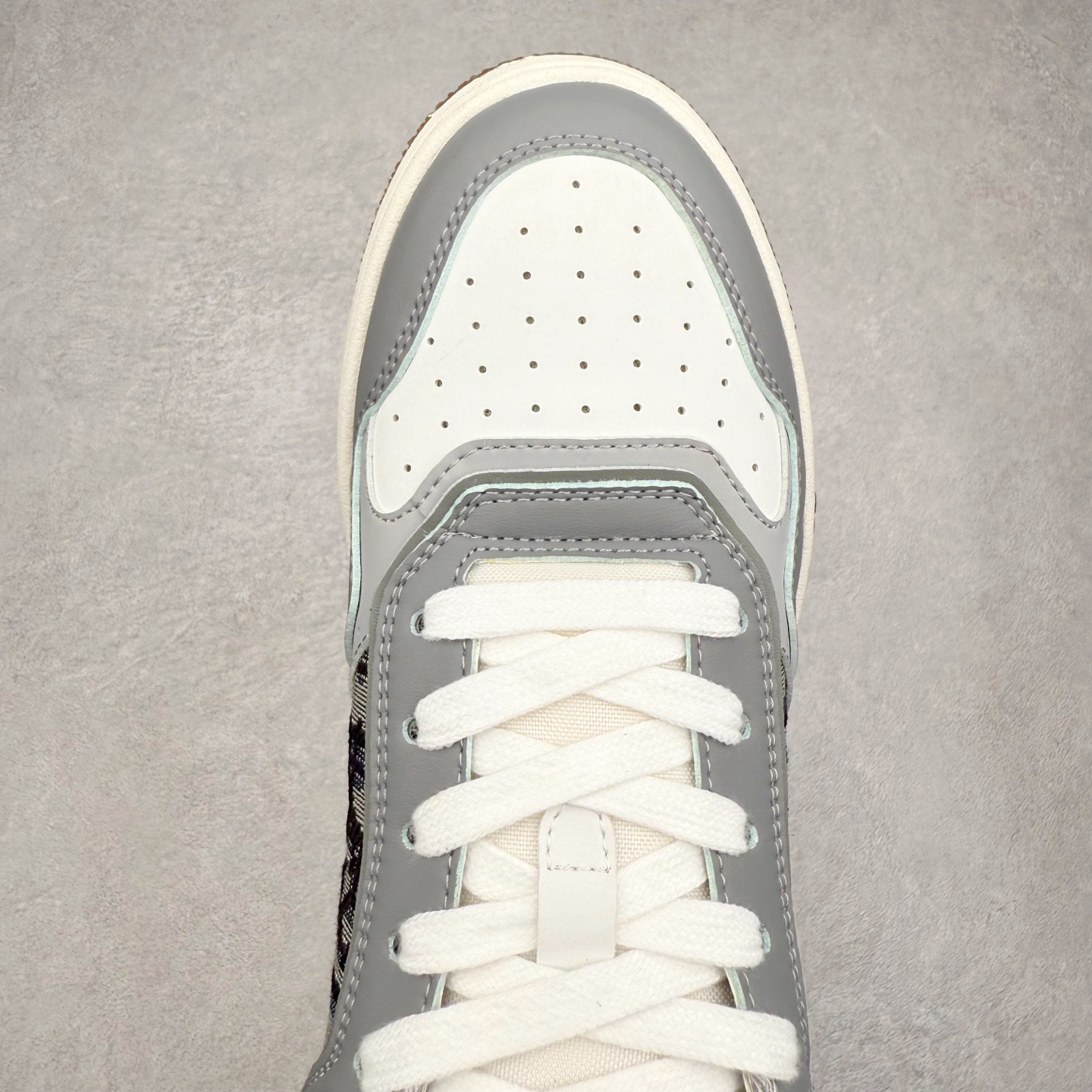 图片[4]-＃纯原福利 DIOR 迪奥 B27 低帮经典奢侈品休闲运动板鞋 东莞大厂生产 品质货真价实 代购级别 市面顶级版本 Oblique印花电秀 长时售卖 退换率超低这款B27运动鞋是DIOR的经典单品 和迪奥光滑牛皮革精心制作，侧面饰以米色和黑色提花Oblique印花镶边（激光冲孔）搭配CD lcon孔眼，双色橡胶鞋底，鞋舌和后跟处均饰以标志性细节，更显精致，时尚百搭，可为各种造型增光添彩 蓝色 奶油白色和迪奥灰光滑牛皮革 米色和黑色提花面料oblique印花 鞋底和鞋眼饰以DIOR标志 系带开合搭配CD·lcon孔眼网眼织物里料 双色橡胶外底 侧面缝线拼接结构 含防尘袋和一对鞋带 全套意大利正品包装 尺码 35 36 37 38 39 40 41 42 43 44 45-选品中心