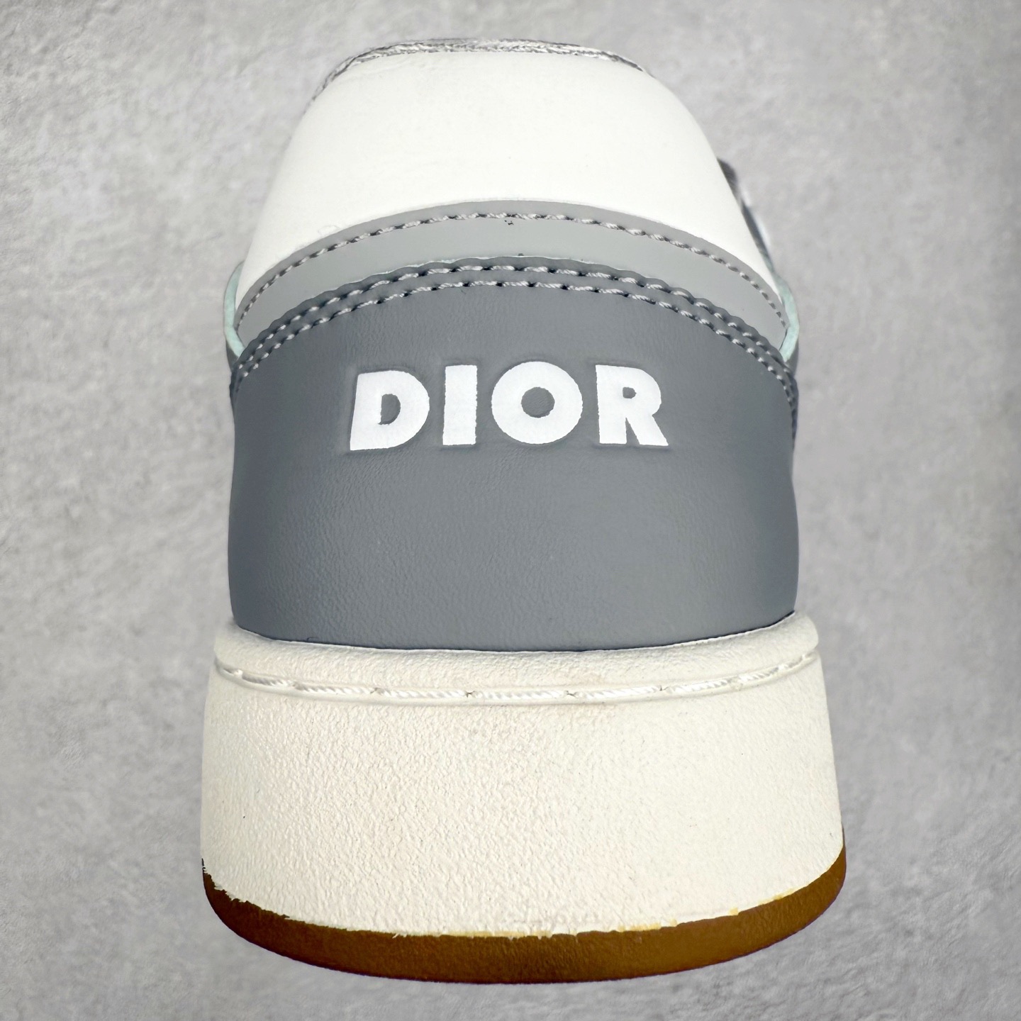 图片[8]-＃纯原福利 DIOR 迪奥 B27 低帮经典奢侈品休闲运动板鞋 东莞大厂生产 品质货真价实 代购级别 市面顶级版本 Oblique印花电秀 长时售卖 退换率超低这款B27运动鞋是DIOR的经典单品 和迪奥光滑牛皮革精心制作，侧面饰以米色和黑色提花Oblique印花镶边（激光冲孔）搭配CD lcon孔眼，双色橡胶鞋底，鞋舌和后跟处均饰以标志性细节，更显精致，时尚百搭，可为各种造型增光添彩 蓝色 奶油白色和迪奥灰光滑牛皮革 米色和黑色提花面料oblique印花 鞋底和鞋眼饰以DIOR标志 系带开合搭配CD·lcon孔眼网眼织物里料 双色橡胶外底 侧面缝线拼接结构 含防尘袋和一对鞋带 全套意大利正品包装 尺码 35 36 37 38 39 40 41 42 43 44 45-选品中心