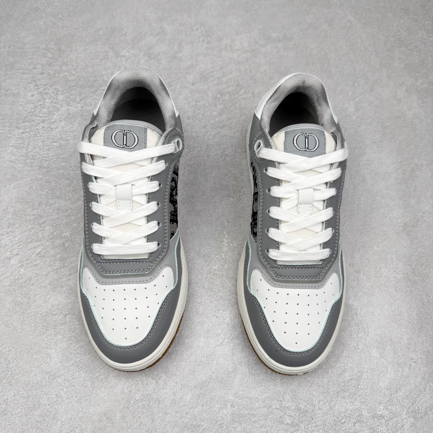 图片[2]-＃纯原福利 DIOR 迪奥 B27 低帮经典奢侈品休闲运动板鞋 东莞大厂生产 品质货真价实 代购级别 市面顶级版本 Oblique印花电秀 长时售卖 退换率超低这款B27运动鞋是DIOR的经典单品 和迪奥光滑牛皮革精心制作，侧面饰以米色和黑色提花Oblique印花镶边（激光冲孔）搭配CD lcon孔眼，双色橡胶鞋底，鞋舌和后跟处均饰以标志性细节，更显精致，时尚百搭，可为各种造型增光添彩 蓝色 奶油白色和迪奥灰光滑牛皮革 米色和黑色提花面料oblique印花 鞋底和鞋眼饰以DIOR标志 系带开合搭配CD·lcon孔眼网眼织物里料 双色橡胶外底 侧面缝线拼接结构 含防尘袋和一对鞋带 全套意大利正品包装 尺码 35 36 37 38 39 40 41 42 43 44 45-选品中心