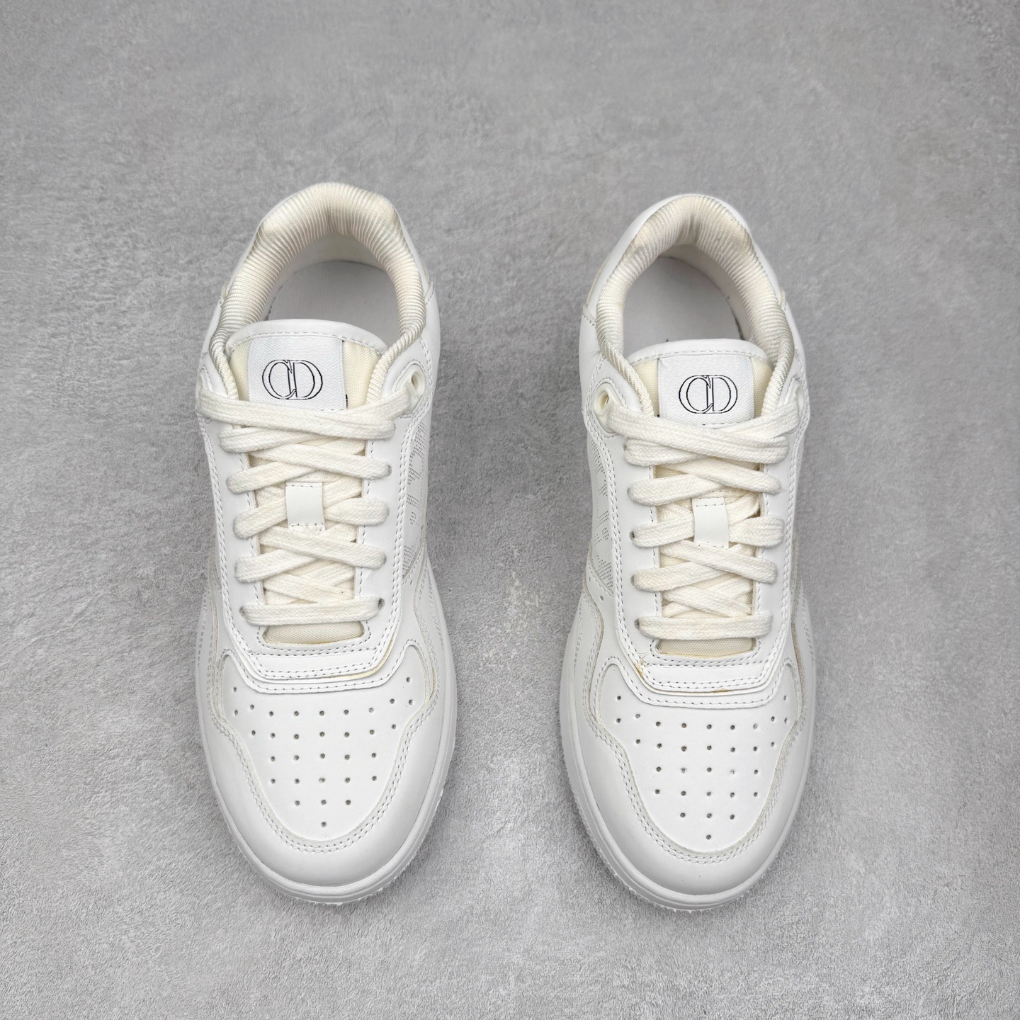 图片[2]-＃纯原福利 DIOR 迪奥 B27 低帮经典奢侈品休闲运动板鞋 东莞大厂生产 品质货真价实 代购级别 市面顶级版本 Oblique印花电秀 长时售卖 退换率超低这款B27运动鞋是DIOR的经典单品 和迪奥光滑牛皮革精心制作，侧面饰以米色和黑色提花Oblique印花镶边（激光冲孔）搭配CD lcon孔眼，双色橡胶鞋底，鞋舌和后跟处均饰以标志性细节，更显精致，时尚百搭，可为各种造型增光添彩 蓝色 奶油白色和迪奥灰光滑牛皮革 米色和黑色提花面料oblique印花 鞋底和鞋眼饰以DIOR标志 系带开合搭配CD·lcon孔眼网眼织物里料 双色橡胶外底 侧面缝线拼接结构 含防尘袋和一对鞋带 全套意大利正品包装 尺码 35 36 37 38 39 40 41 42 43 44 45-选品中心