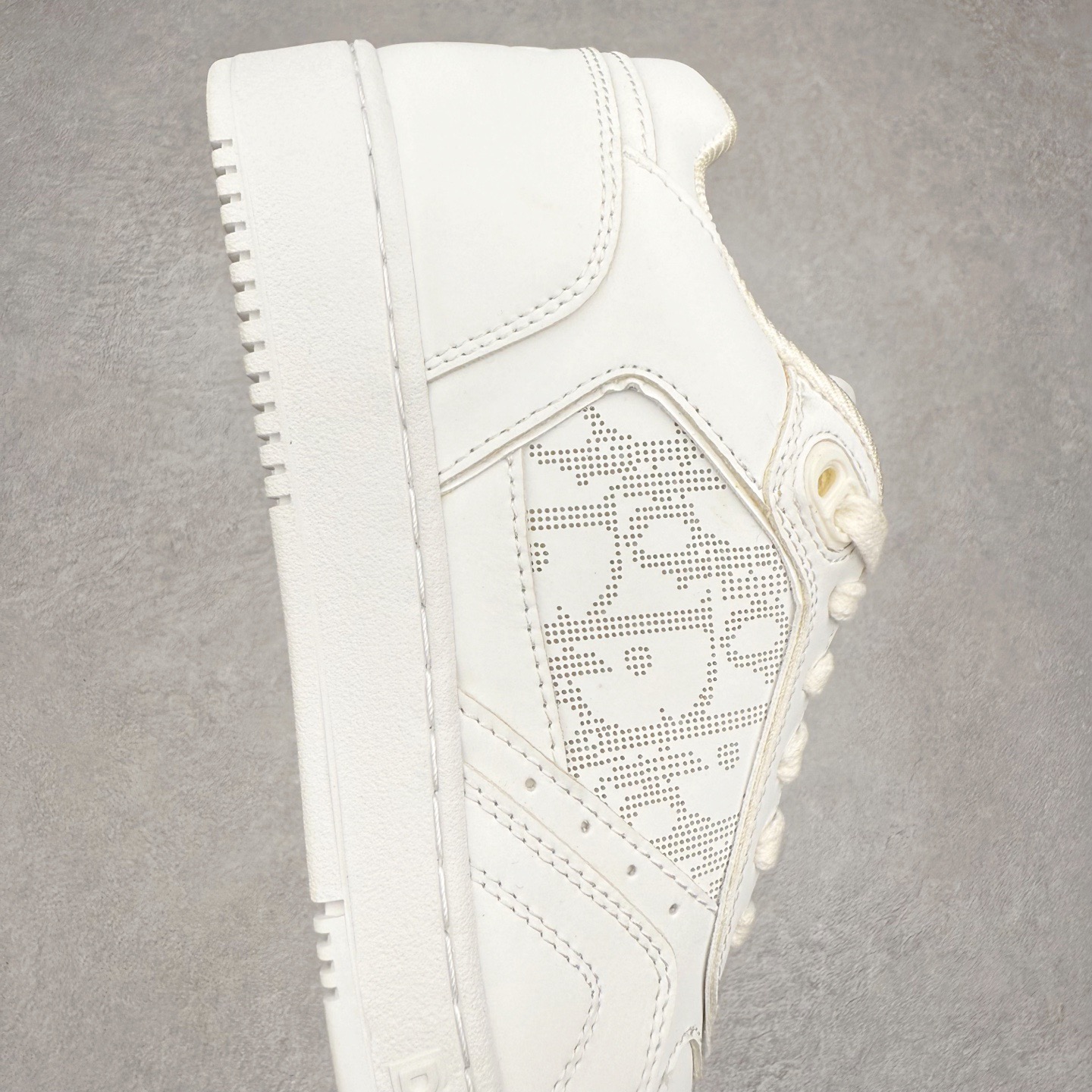 图片[6]-＃纯原福利 DIOR 迪奥 B27 低帮经典奢侈品休闲运动板鞋 东莞大厂生产 品质货真价实 代购级别 市面顶级版本 Oblique印花电秀 长时售卖 退换率超低这款B27运动鞋是DIOR的经典单品 和迪奥光滑牛皮革精心制作，侧面饰以米色和黑色提花Oblique印花镶边（激光冲孔）搭配CD lcon孔眼，双色橡胶鞋底，鞋舌和后跟处均饰以标志性细节，更显精致，时尚百搭，可为各种造型增光添彩 蓝色 奶油白色和迪奥灰光滑牛皮革 米色和黑色提花面料oblique印花 鞋底和鞋眼饰以DIOR标志 系带开合搭配CD·lcon孔眼网眼织物里料 双色橡胶外底 侧面缝线拼接结构 含防尘袋和一对鞋带 全套意大利正品包装 尺码 35 36 37 38 39 40 41 42 43 44 45-选品中心