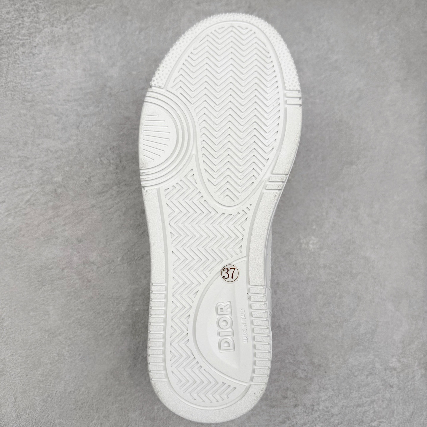 图片[9]-＃纯原福利 DIOR 迪奥 B27 低帮经典奢侈品休闲运动板鞋 东莞大厂生产 品质货真价实 代购级别 市面顶级版本 Oblique印花电秀 长时售卖 退换率超低这款B27运动鞋是DIOR的经典单品 和迪奥光滑牛皮革精心制作，侧面饰以米色和黑色提花Oblique印花镶边（激光冲孔）搭配CD lcon孔眼，双色橡胶鞋底，鞋舌和后跟处均饰以标志性细节，更显精致，时尚百搭，可为各种造型增光添彩 蓝色 奶油白色和迪奥灰光滑牛皮革 米色和黑色提花面料oblique印花 鞋底和鞋眼饰以DIOR标志 系带开合搭配CD·lcon孔眼网眼织物里料 双色橡胶外底 侧面缝线拼接结构 含防尘袋和一对鞋带 全套意大利正品包装 尺码 35 36 37 38 39 40 41 42 43 44 45-选品中心