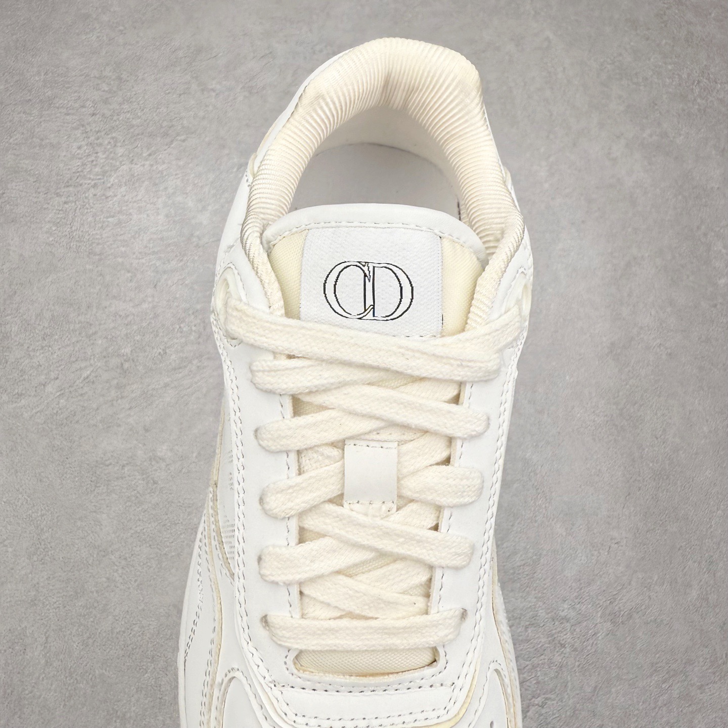 图片[5]-＃纯原福利 DIOR 迪奥 B27 低帮经典奢侈品休闲运动板鞋 东莞大厂生产 品质货真价实 代购级别 市面顶级版本 Oblique印花电秀 长时售卖 退换率超低这款B27运动鞋是DIOR的经典单品 和迪奥光滑牛皮革精心制作，侧面饰以米色和黑色提花Oblique印花镶边（激光冲孔）搭配CD lcon孔眼，双色橡胶鞋底，鞋舌和后跟处均饰以标志性细节，更显精致，时尚百搭，可为各种造型增光添彩 蓝色 奶油白色和迪奥灰光滑牛皮革 米色和黑色提花面料oblique印花 鞋底和鞋眼饰以DIOR标志 系带开合搭配CD·lcon孔眼网眼织物里料 双色橡胶外底 侧面缝线拼接结构 含防尘袋和一对鞋带 全套意大利正品包装 尺码 35 36 37 38 39 40 41 42 43 44 45-选品中心