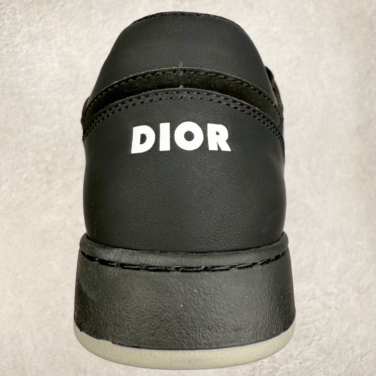 图片[8]-＃纯原福利 DIOR 迪奥 B27 低帮经典奢侈品休闲运动板鞋 东莞大厂生产 品质货真价实 代购级别 市面顶级版本 Oblique印花电秀 长时售卖 退换率超低这款B27运动鞋是DIOR的经典单品 和迪奥光滑牛皮革精心制作，侧面饰以米色和黑色提花Oblique印花镶边（激光冲孔）搭配CD lcon孔眼，双色橡胶鞋底，鞋舌和后跟处均饰以标志性细节，更显精致，时尚百搭，可为各种造型增光添彩 蓝色 奶油白色和迪奥灰光滑牛皮革 米色和黑色提花面料oblique印花 鞋底和鞋眼饰以DIOR标志 系带开合搭配CD·lcon孔眼网眼织物里料 双色橡胶外底 侧面缝线拼接结构 含防尘袋和一对鞋带 全套意大利正品包装 尺码 35 36 37 38 39 40 41 42 43 44 45-选品中心